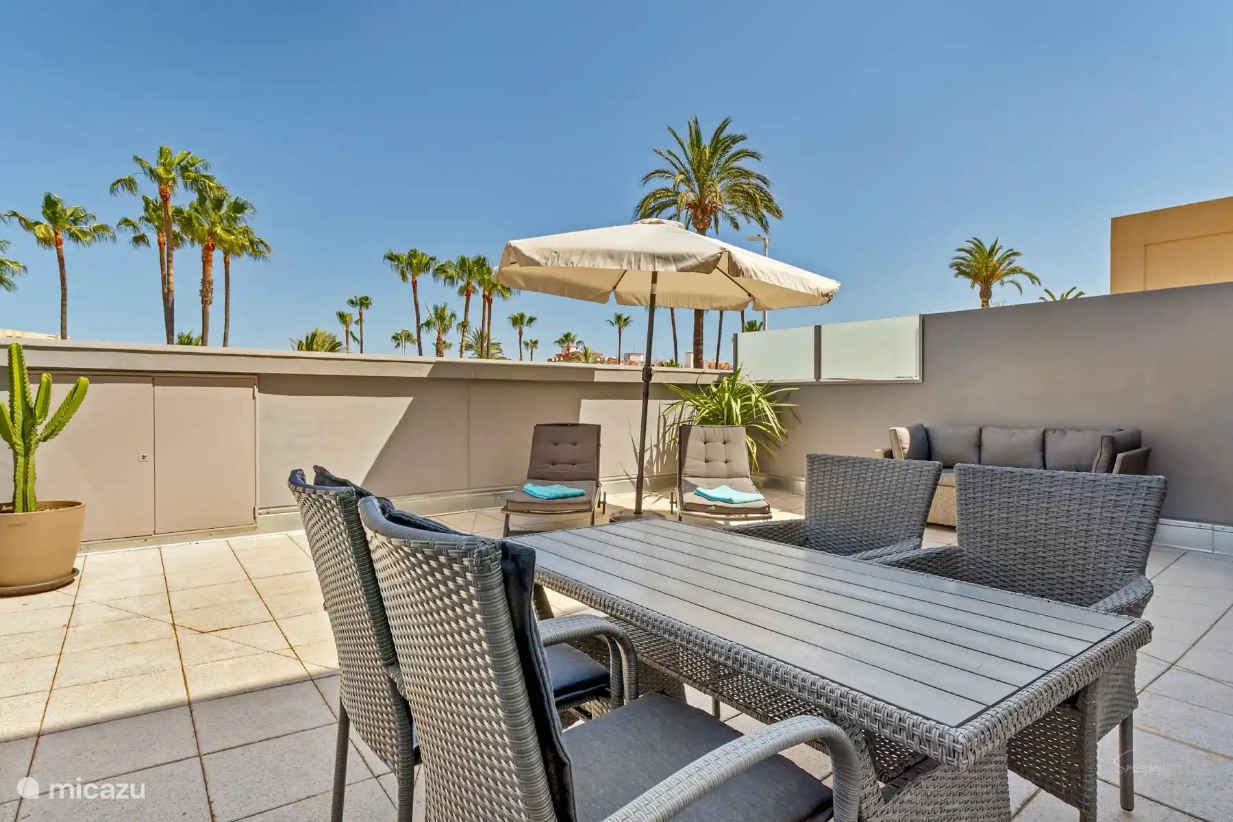 Offene Terrasse, sehr geräumig, mit Esstisch, 2 Sonnenliegen 