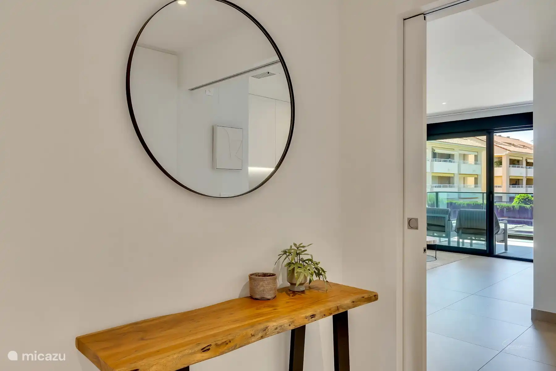 Eingangshalle des Hauses mit einer Schiebetür zum Wohnzimmer