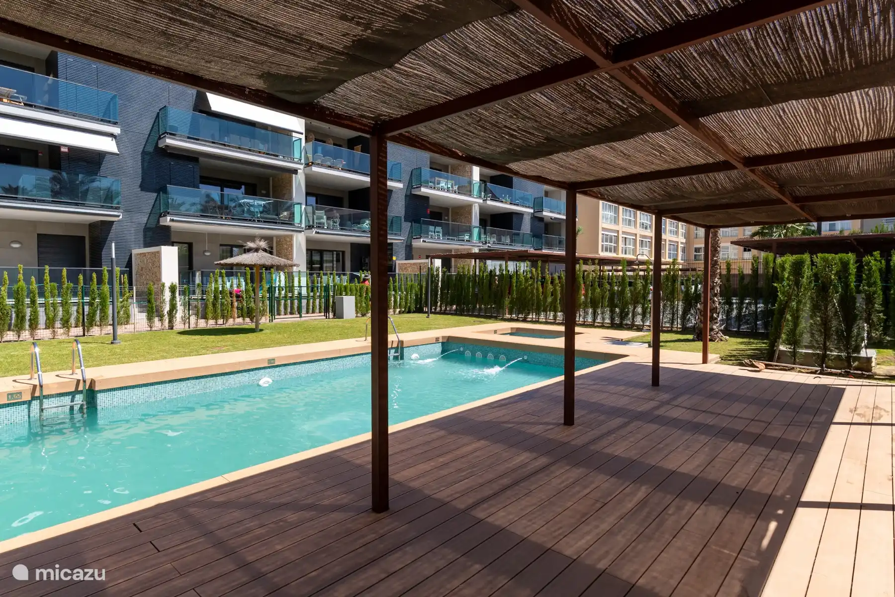 Holzterrasse für Schatten oder Yoga neben dem Pool