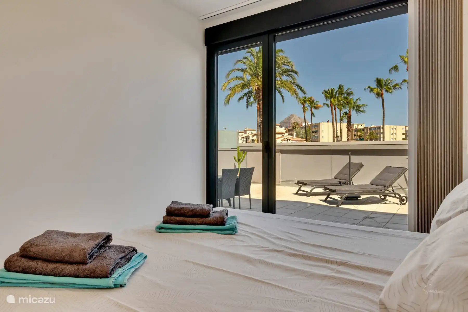 Vom Schlafzimmer aus gelangt man auf die große Terrasse