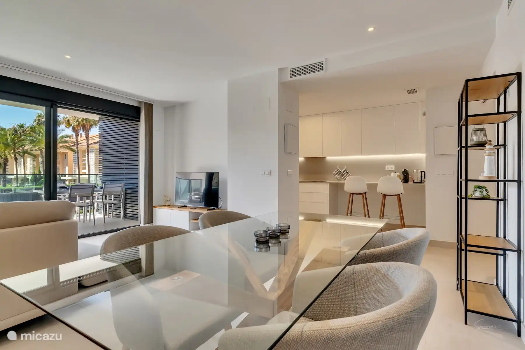 Übersichtlich mit halboffener Küche