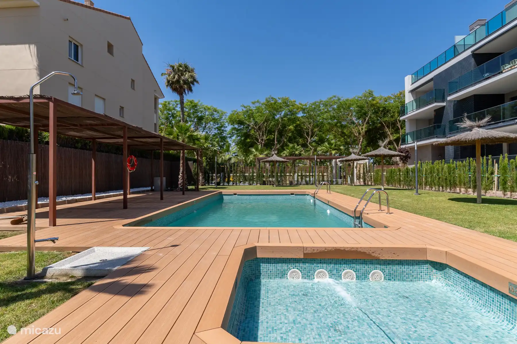 Schwimmbad mit separatem Kinderbecken