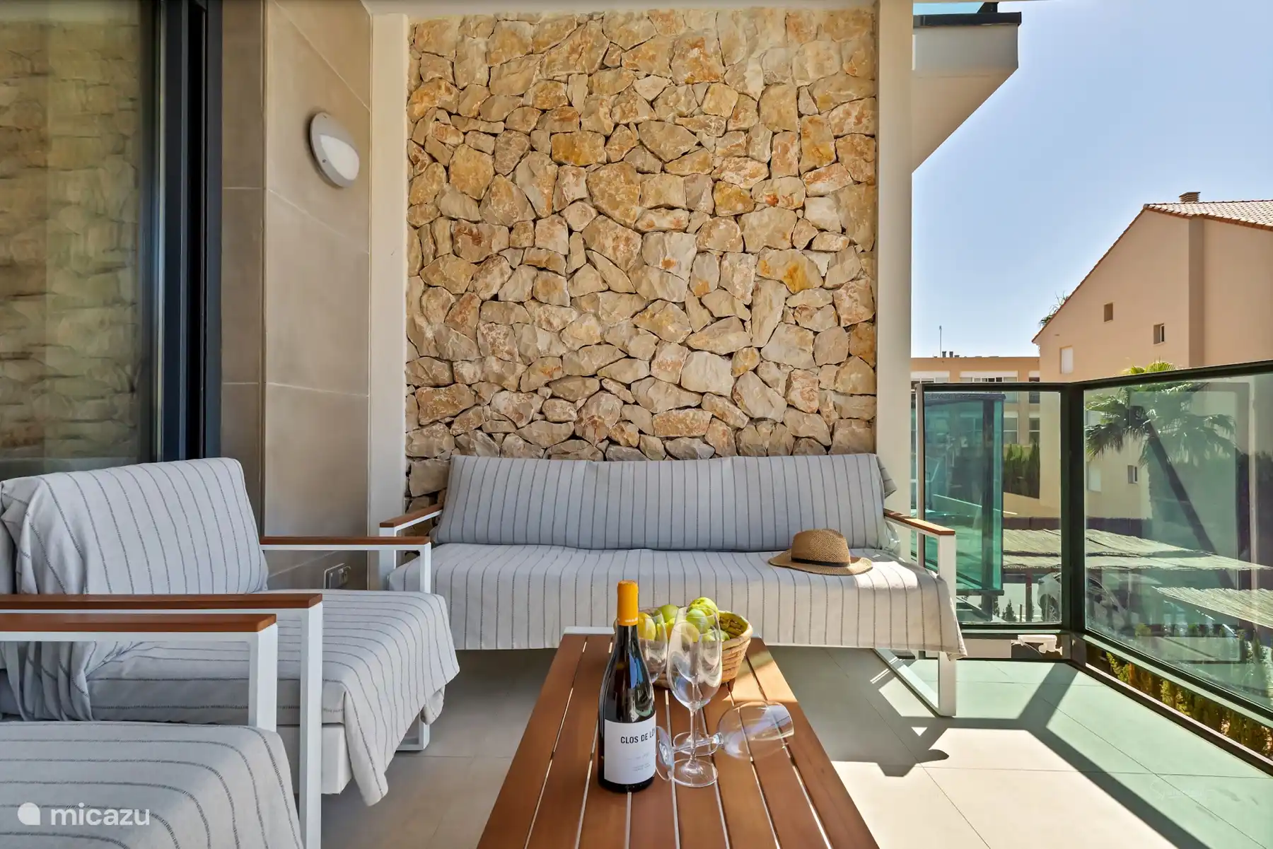 Schöner sonniger Balkon