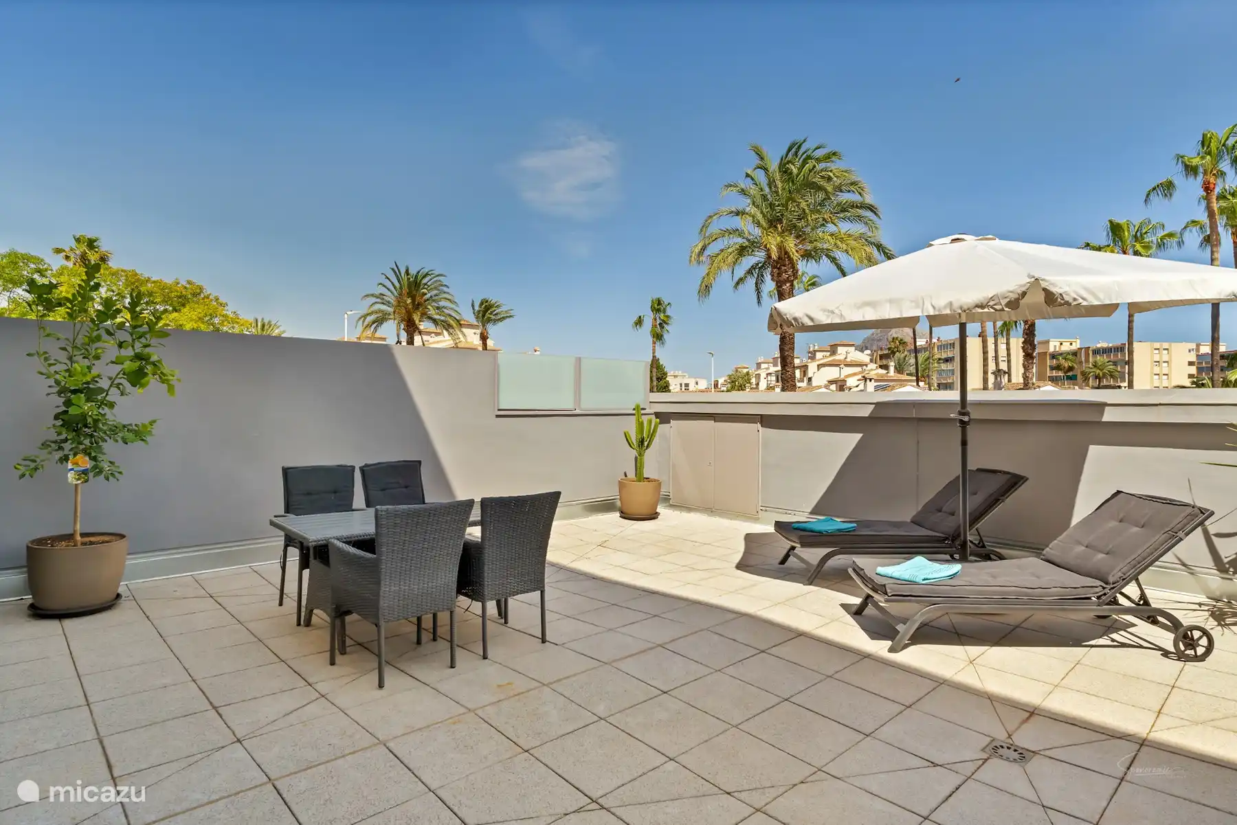 Diese nicht überdachte Terrasse bietet hauptsächlich Sonne in den letzten Stunden des Tages. 