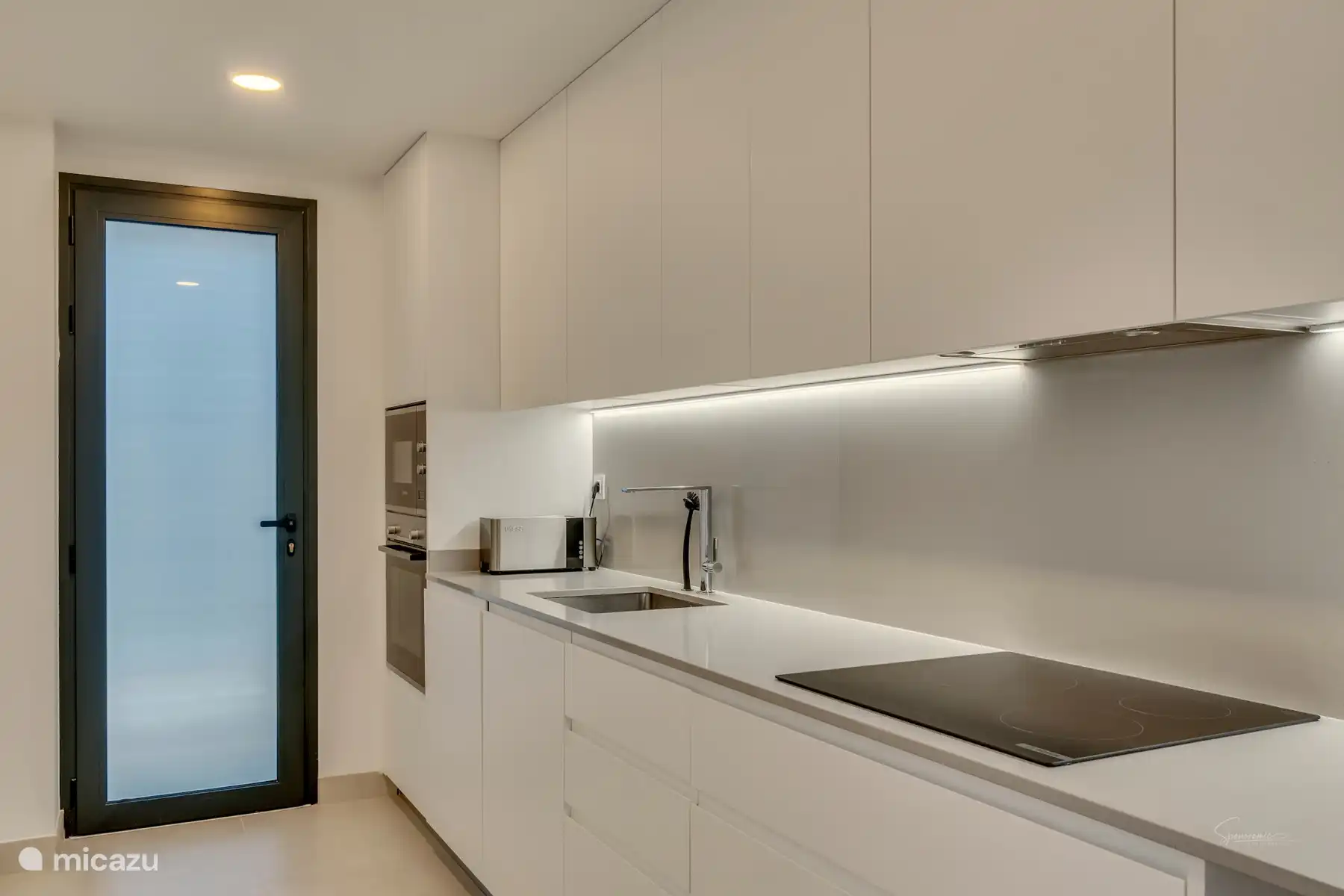 Moderne Küche mit allem Komfort