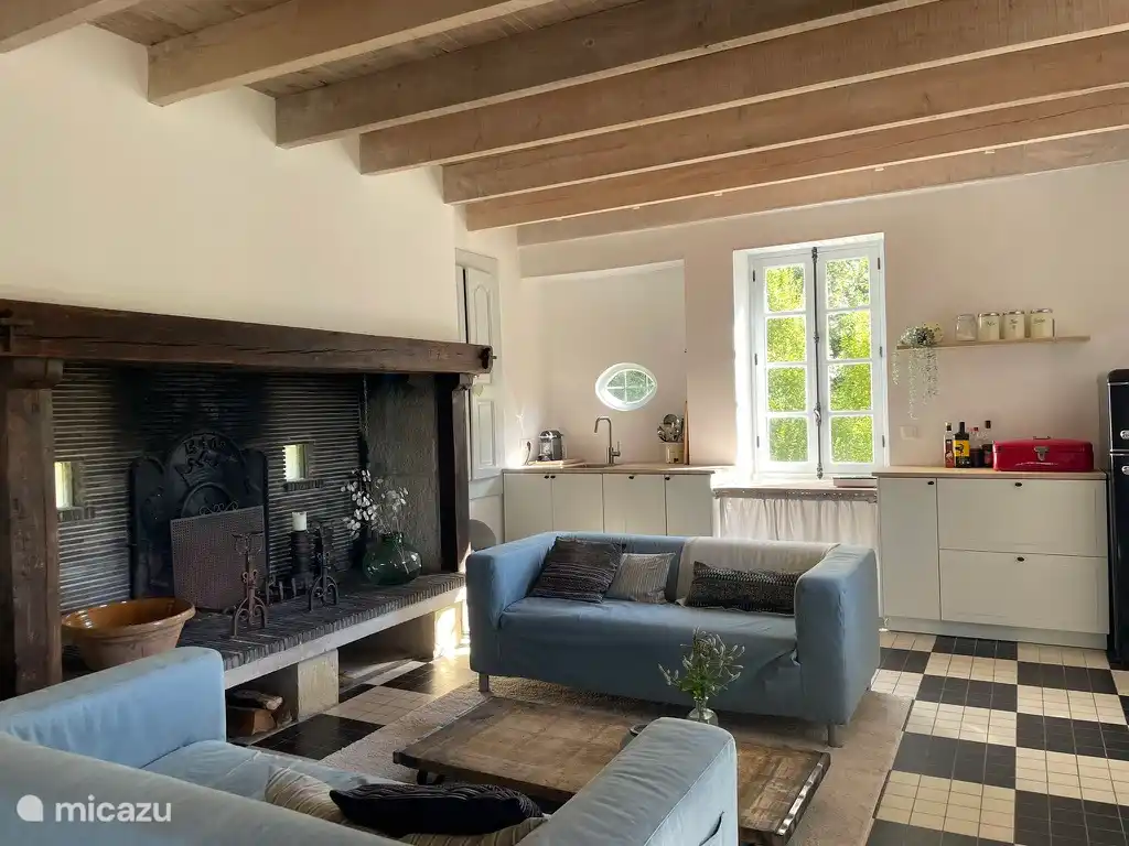 Geräumiges Wohnzimmer mit offener Küche und großem Kamin