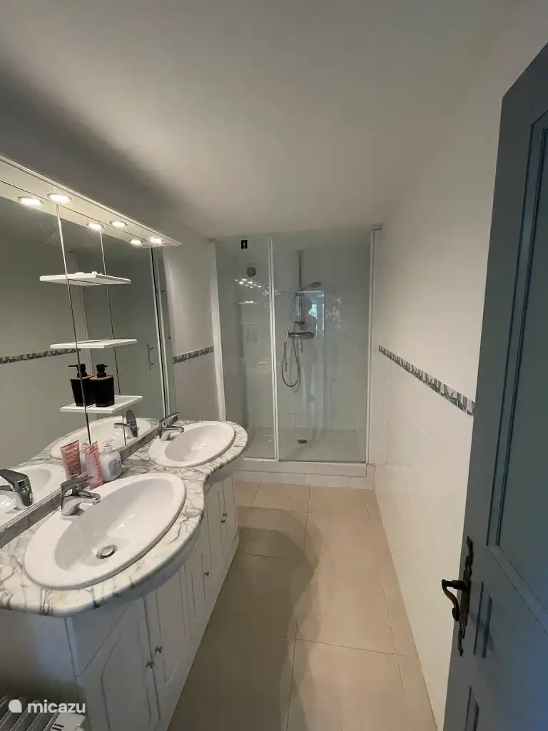 Badezimmer mit Dusche