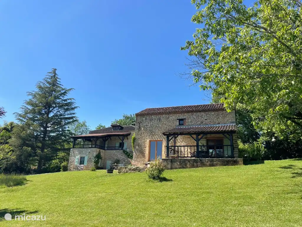 Maison bleue und das Haus der Eigentümer auf demselben Grundstück