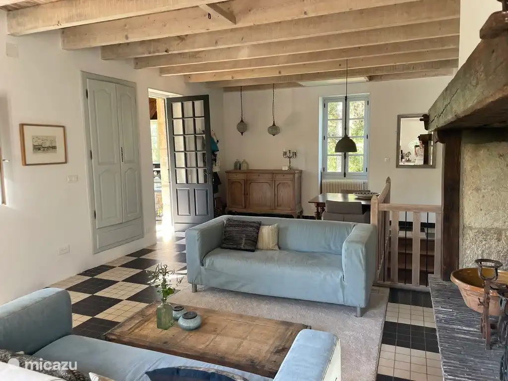 Wohnzimmer mit Tür zur Veranda