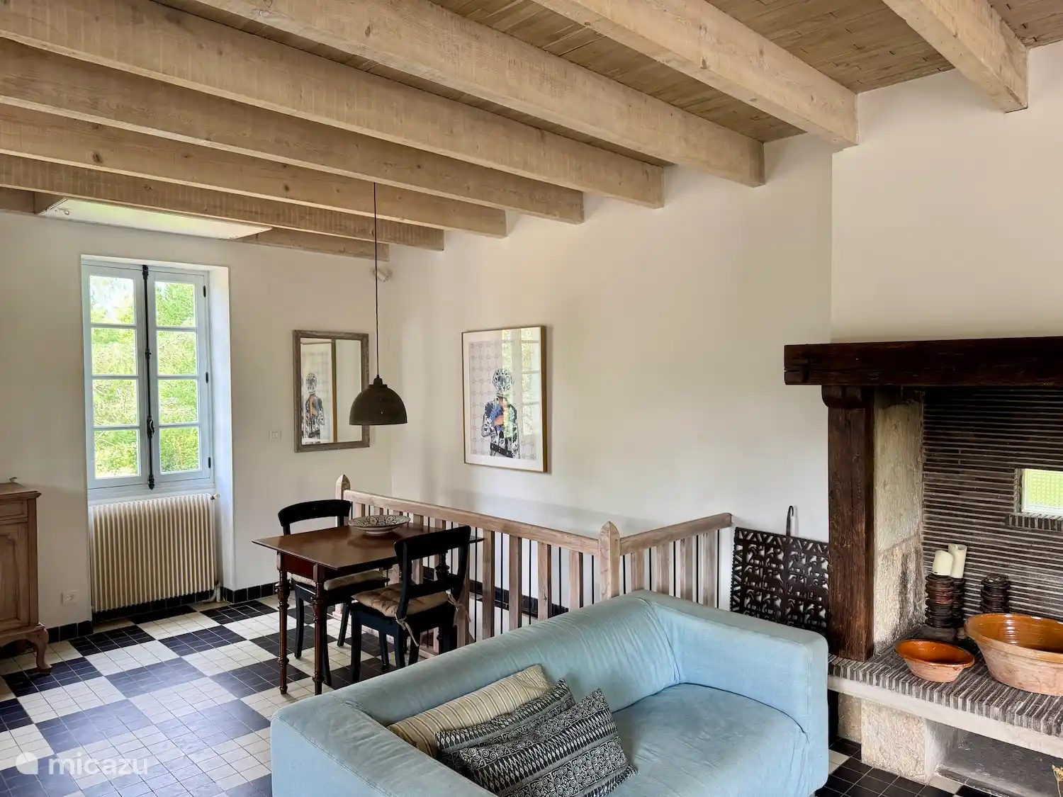 Woonkamer met knusse eethoek