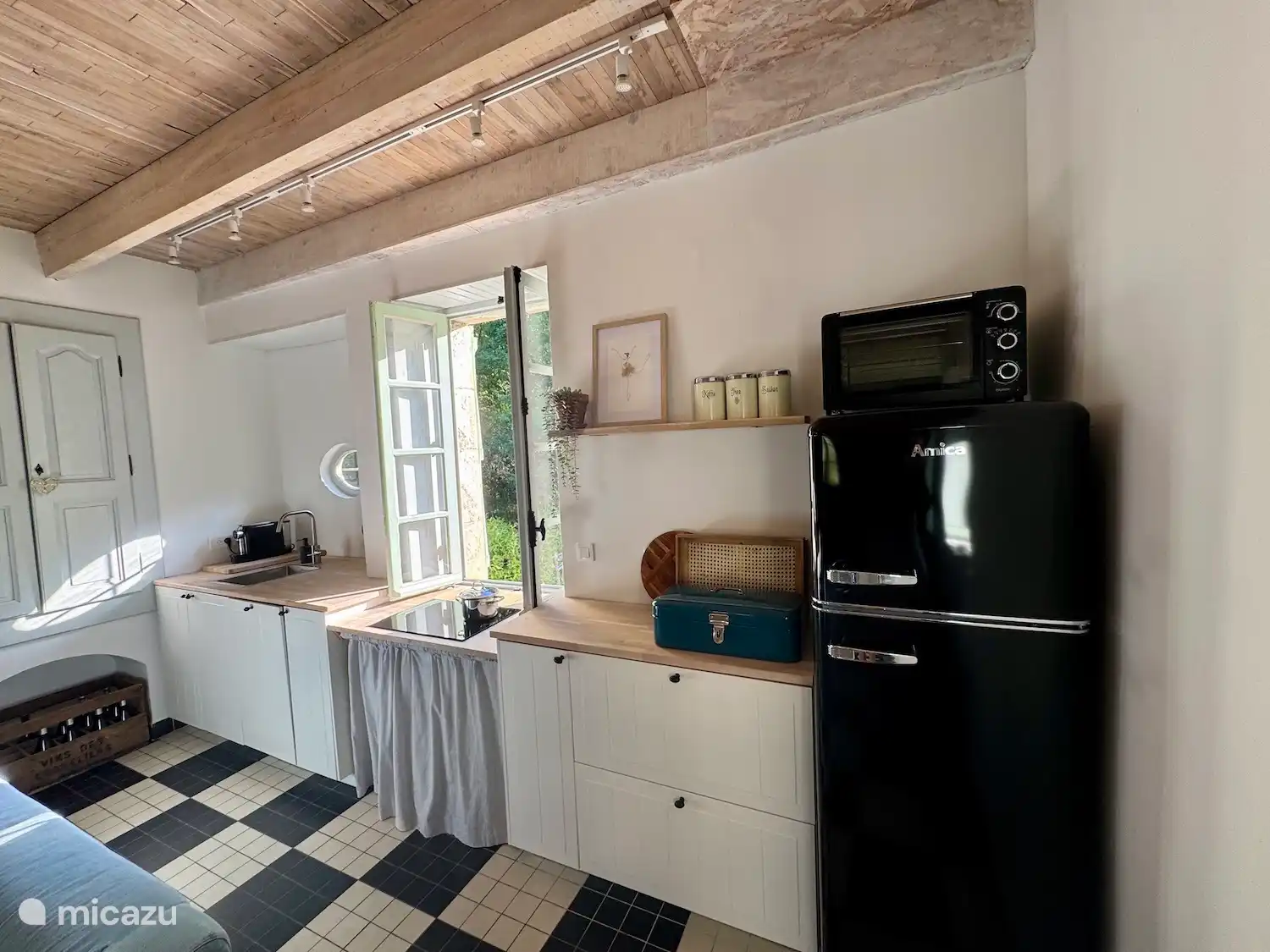 Cocina con nevera / congelador grande, horno, lavavajillas y cafetera Nespresso