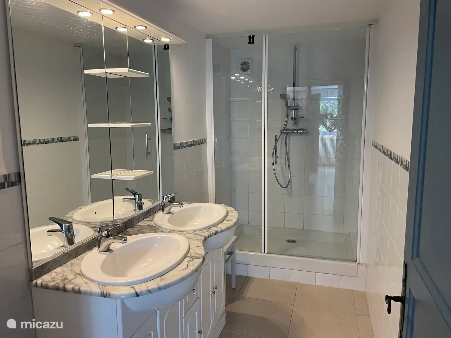 Baño con 2 lavabos y ducha espaciosa