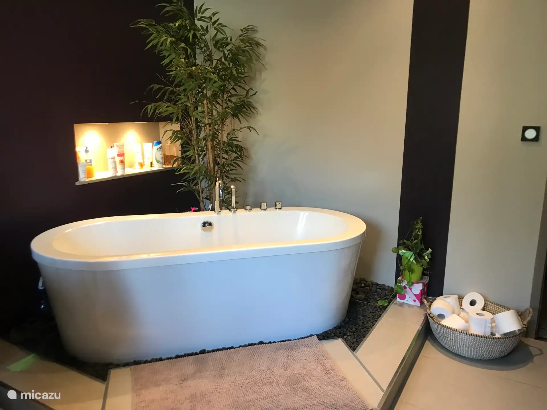 Freistehende Badewanne im Badezimmer im Erdgeschoss