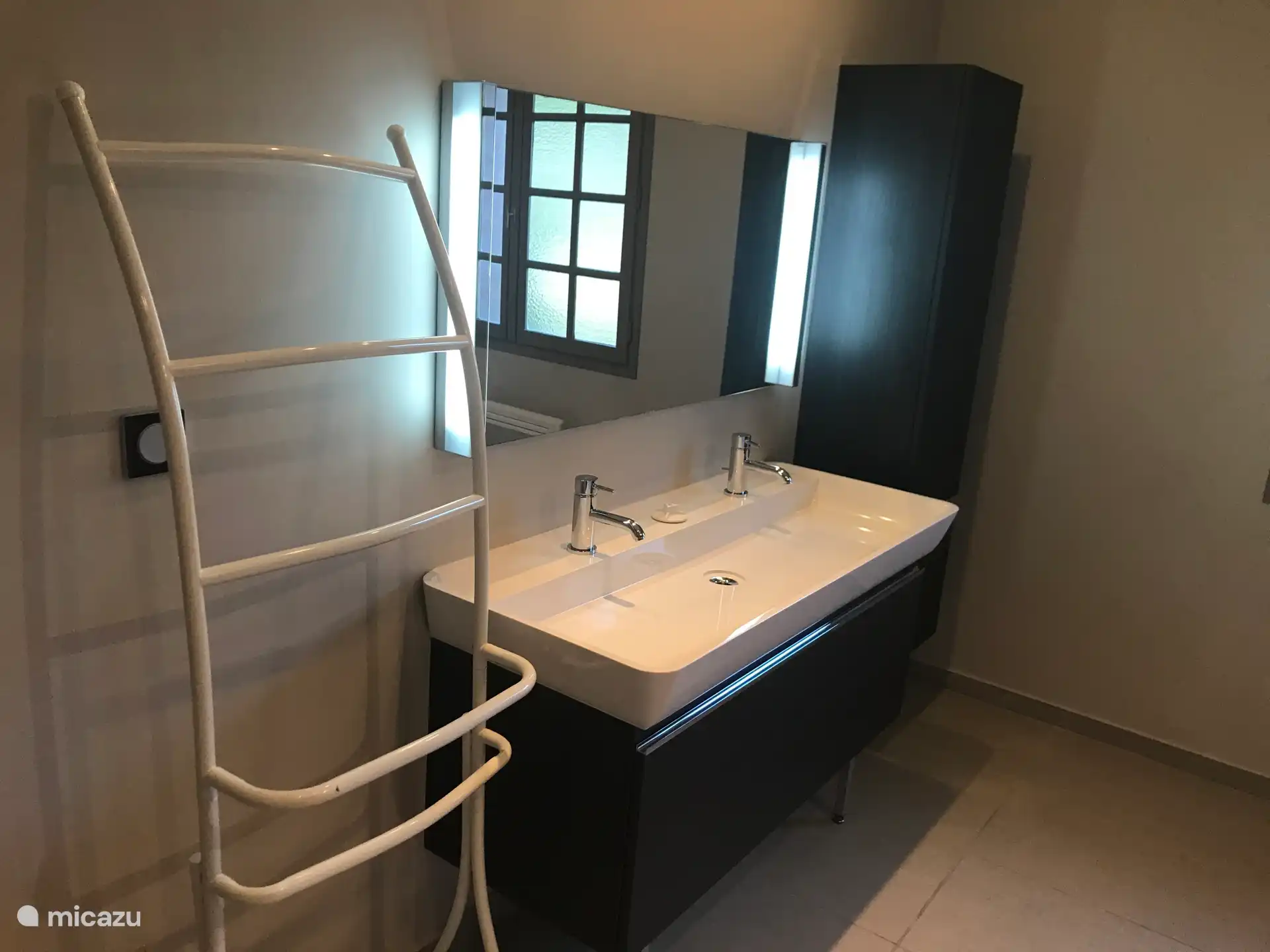 Badezimmer im Erdgeschoss mit Doppelwaschbecken