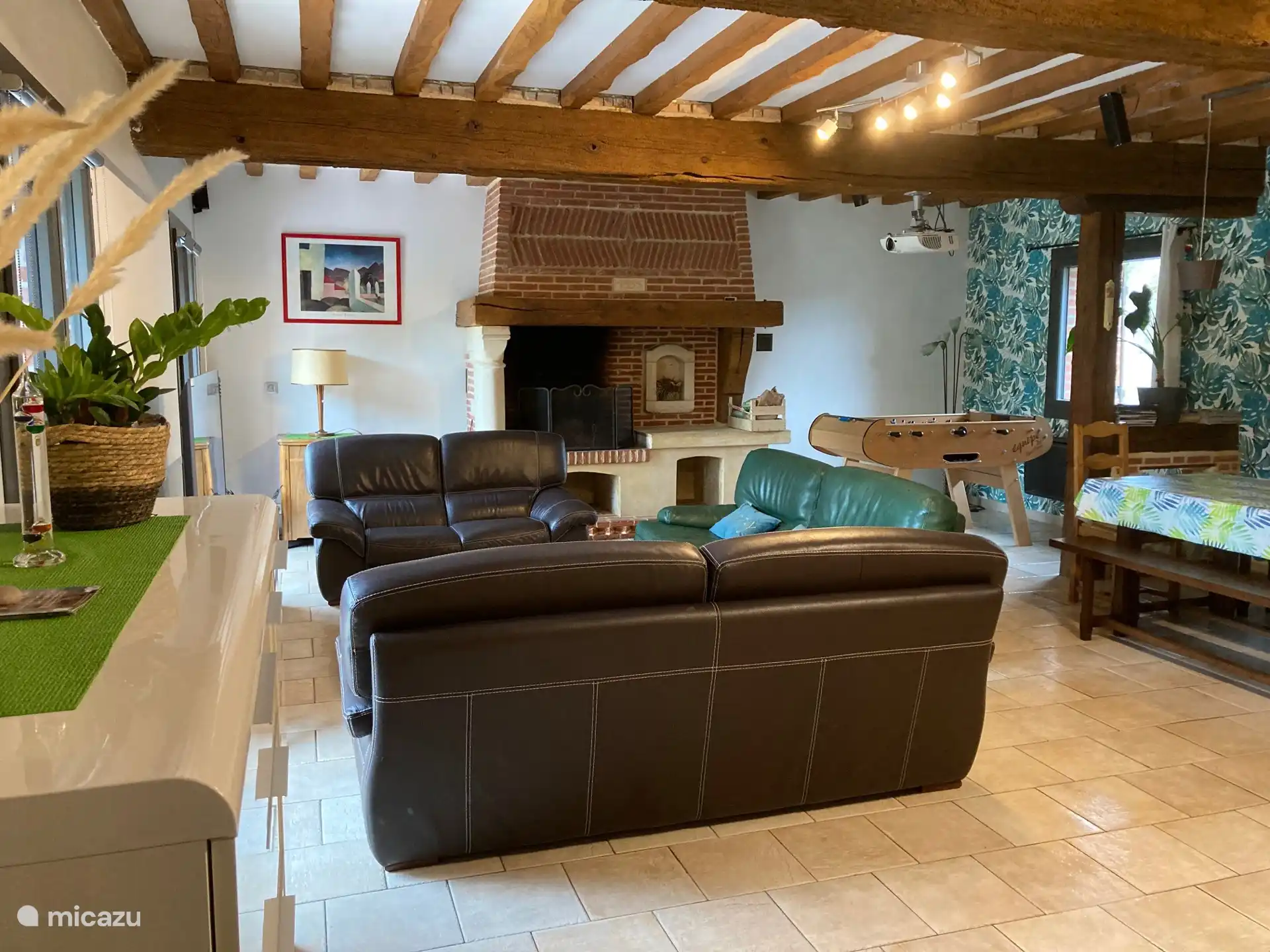 Wohnzimmer mit großem Kamin