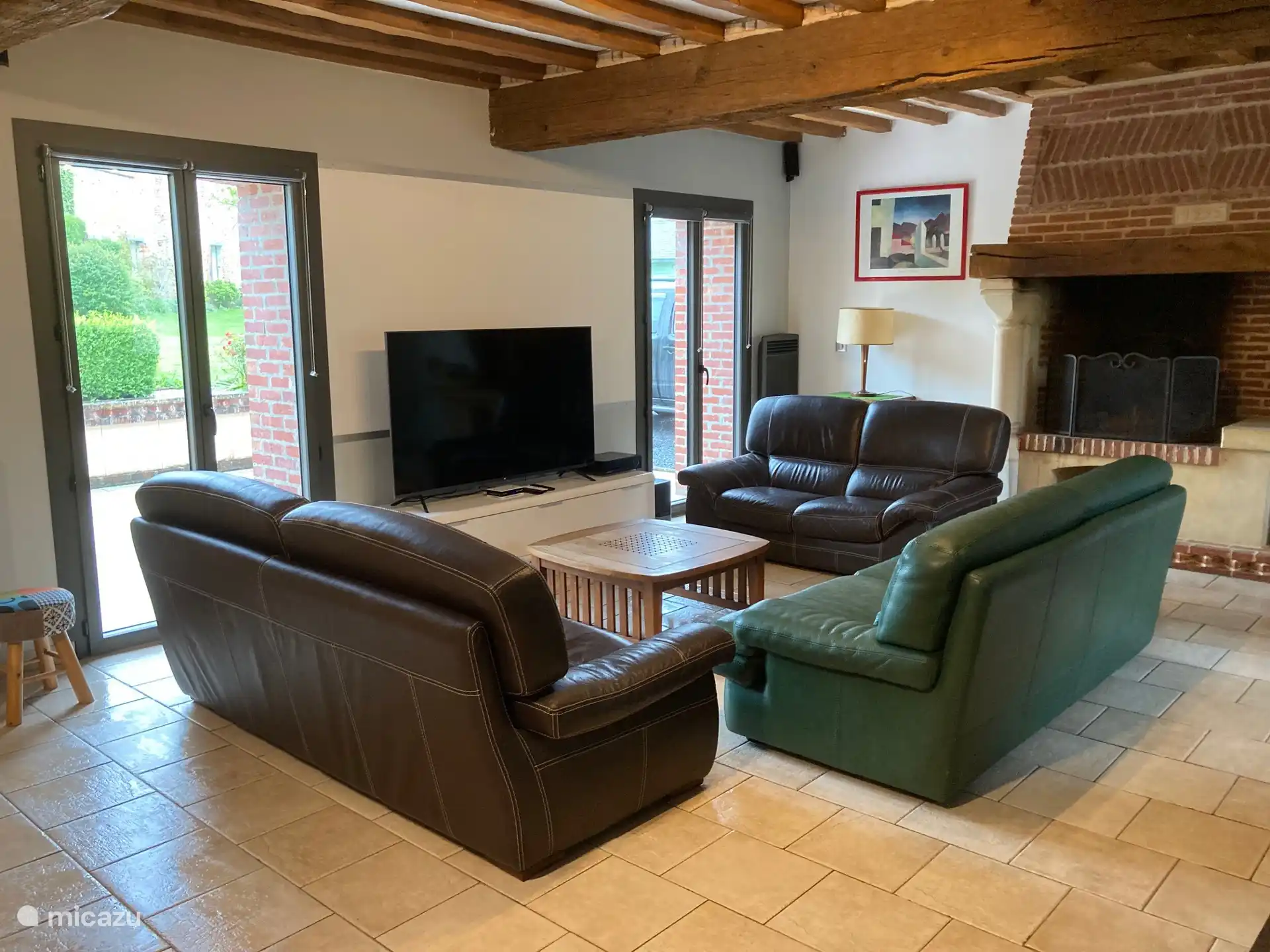 Wohnzimmer mit Kamin und TV