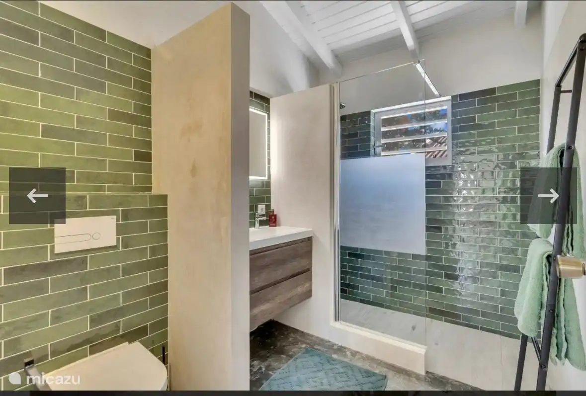 Badezimmer mit Dusche und WC 