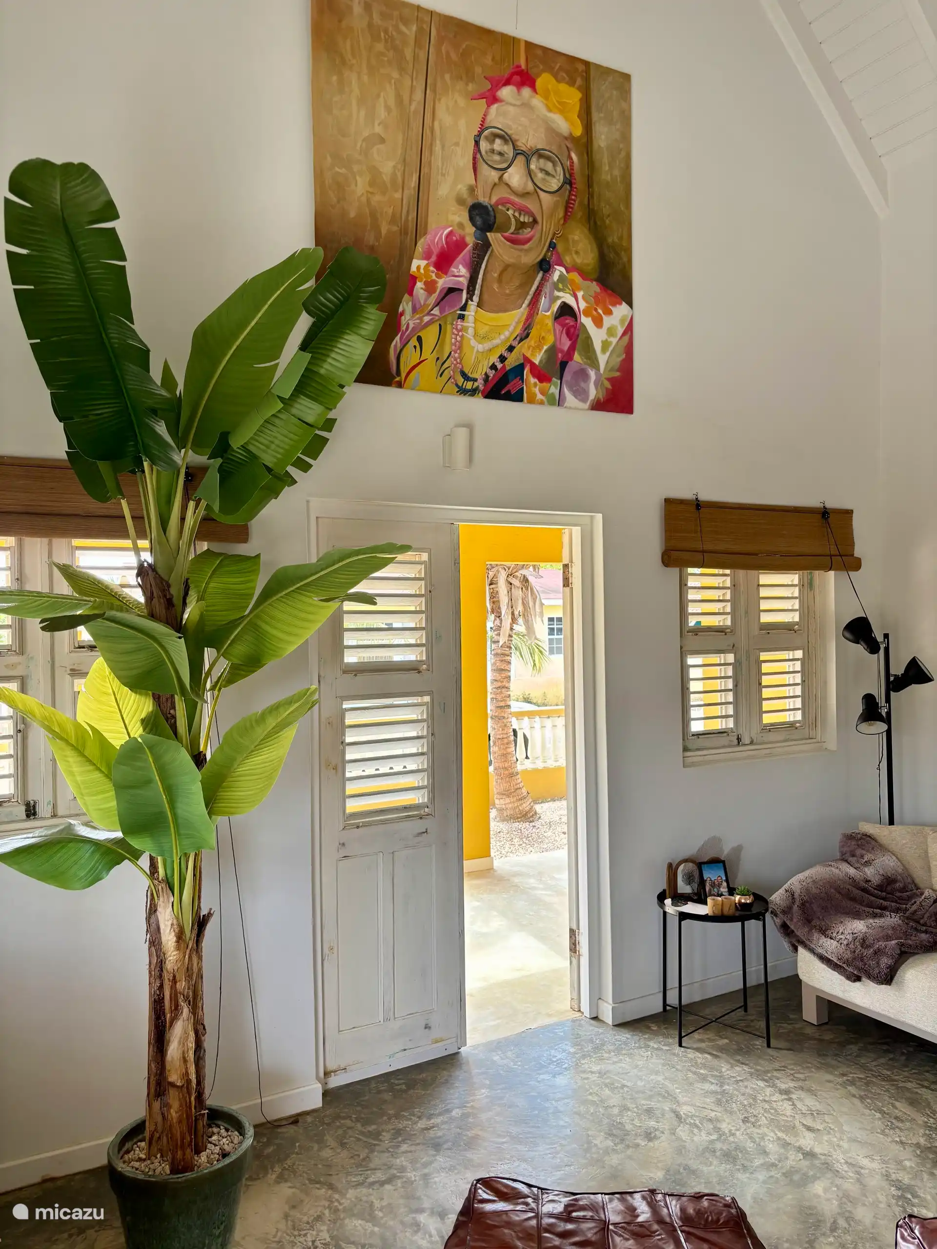 Eingangstür mit dem berühmten Gemälde von Bonaire aus dem Club Havanna