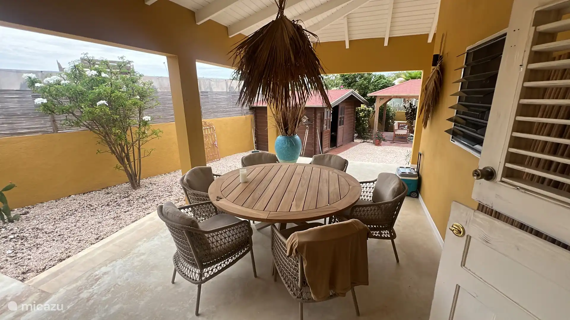 Esstisch im Freien hinter der Villa