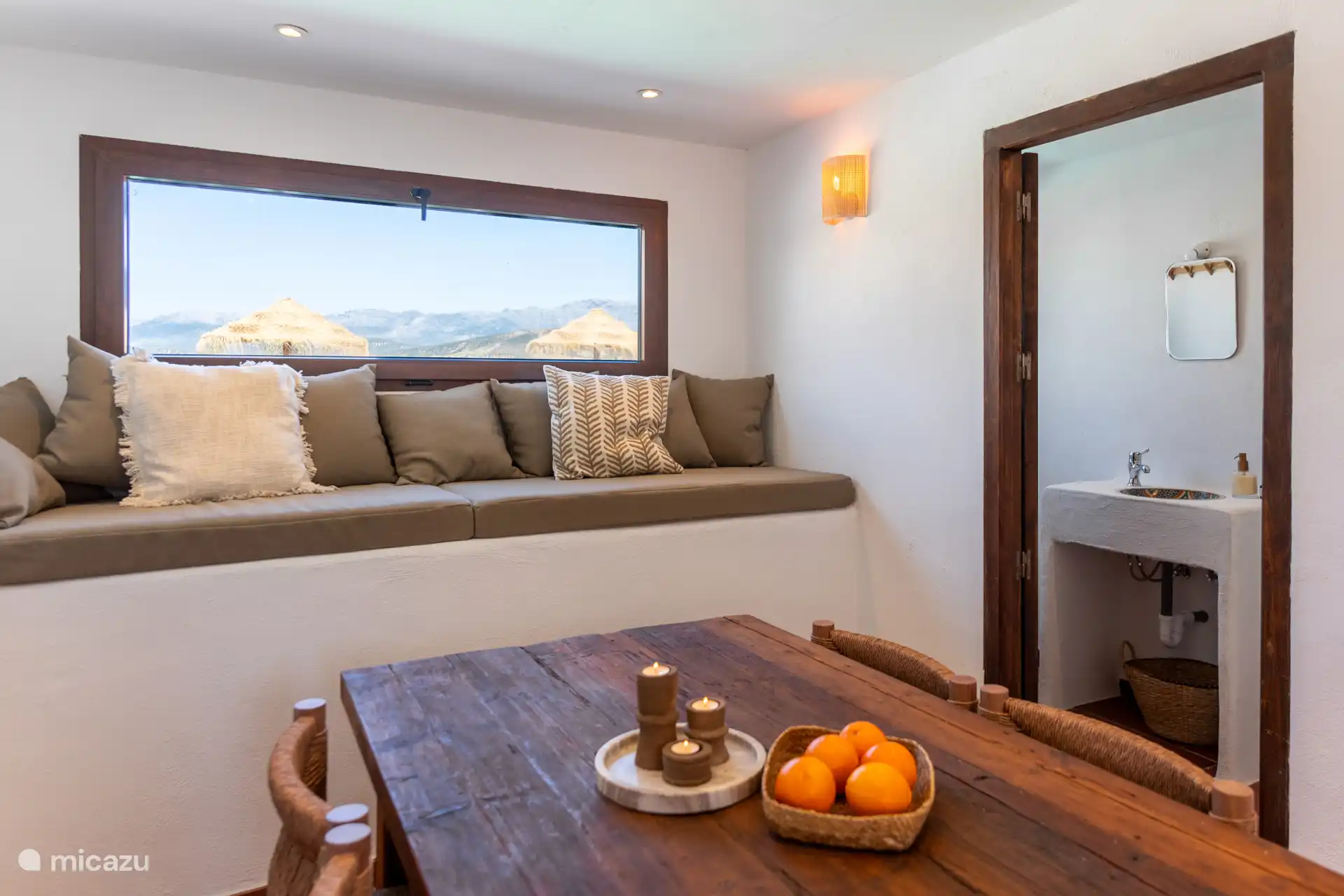 Functionele combinatie van eethoek, slaapgedeelte met slaapbank en badkamer op de begane grond