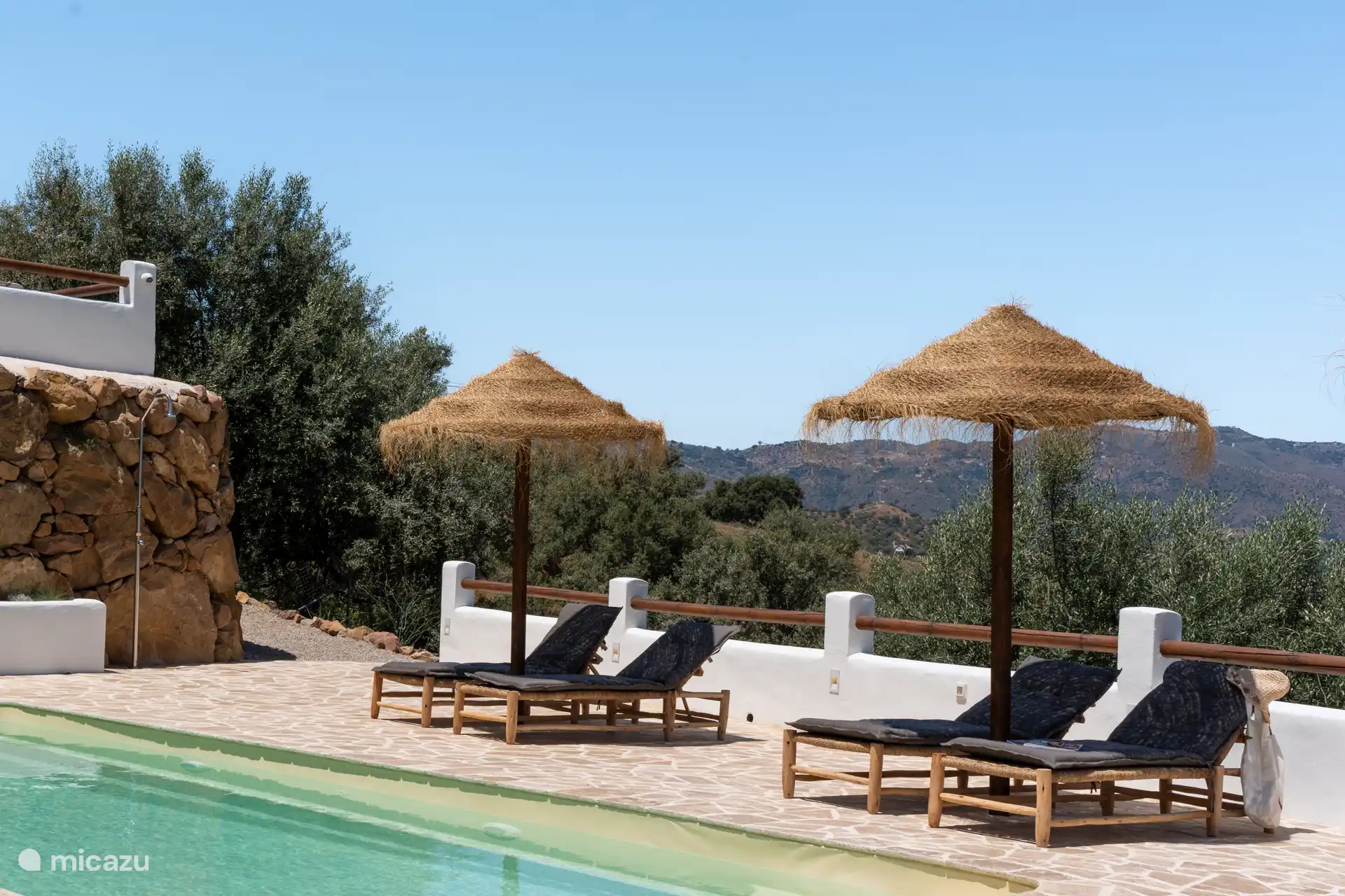 Natuurlijke hoek met rustieke hangmatten en heideschaduw om buiten te ontspannen