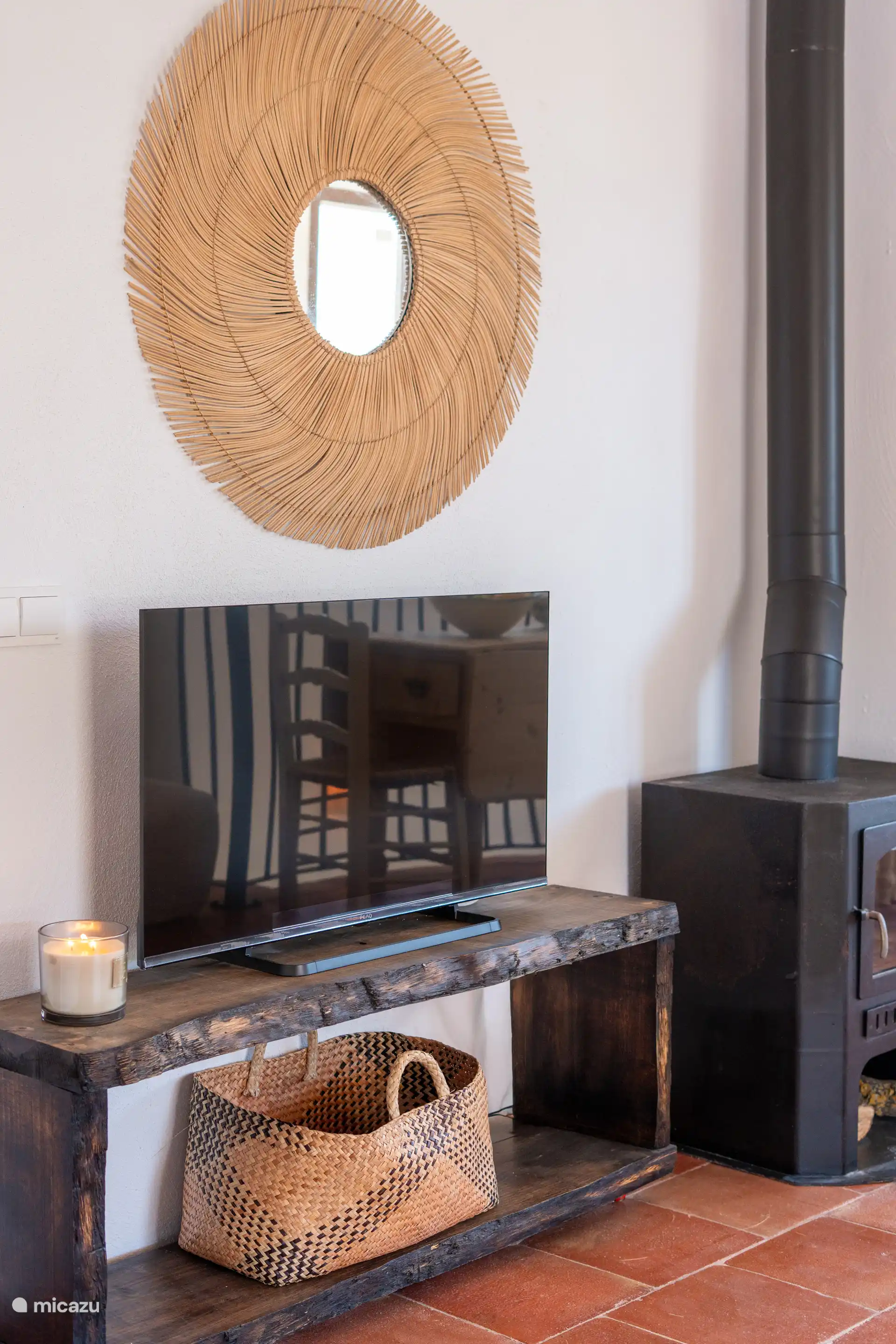 Warme hoek met open haard, perfect om te ontspannen voor de tv.