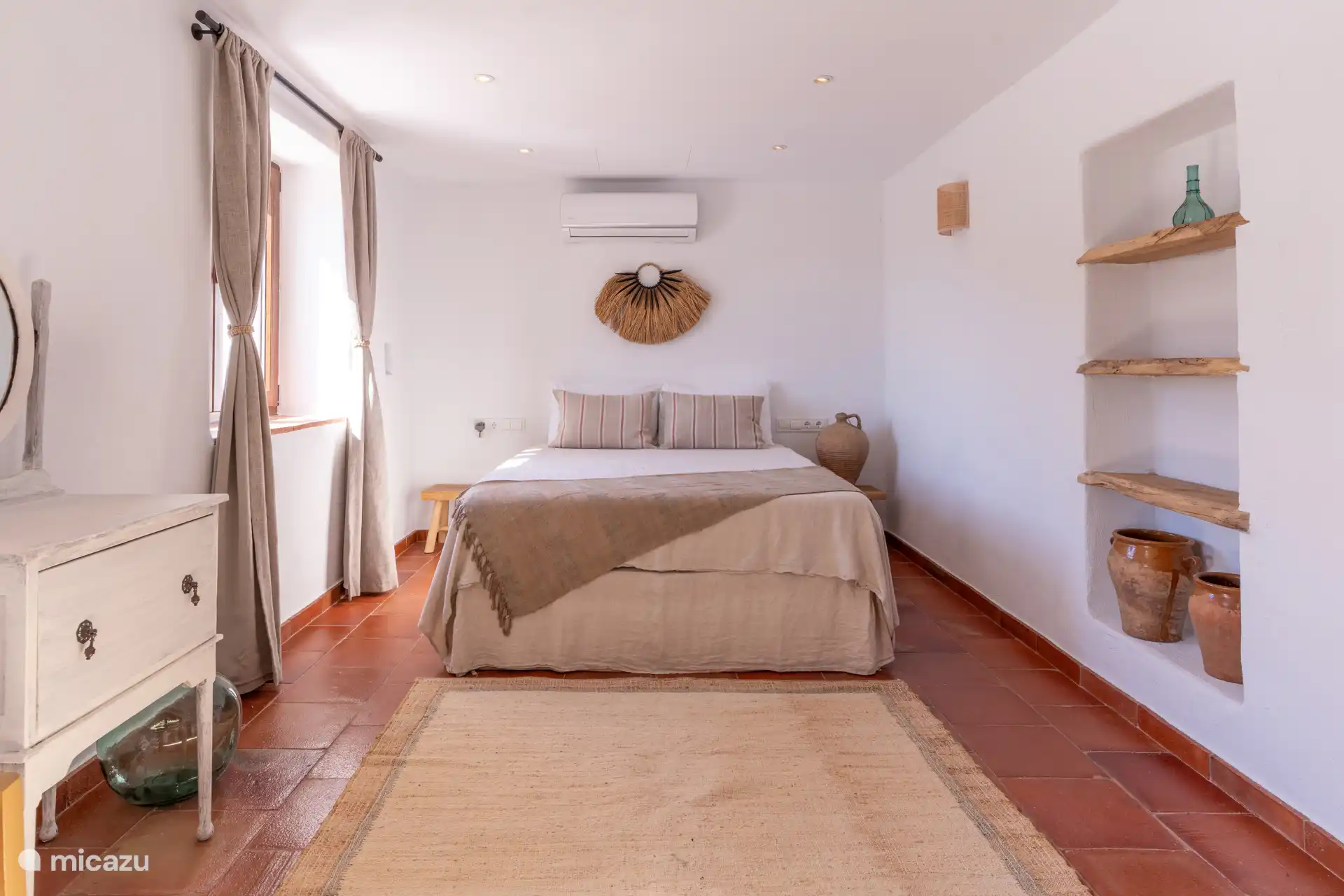 Volledig zicht op de hoofdslaapkamer, smaakvol ingericht met traditionele accenten.