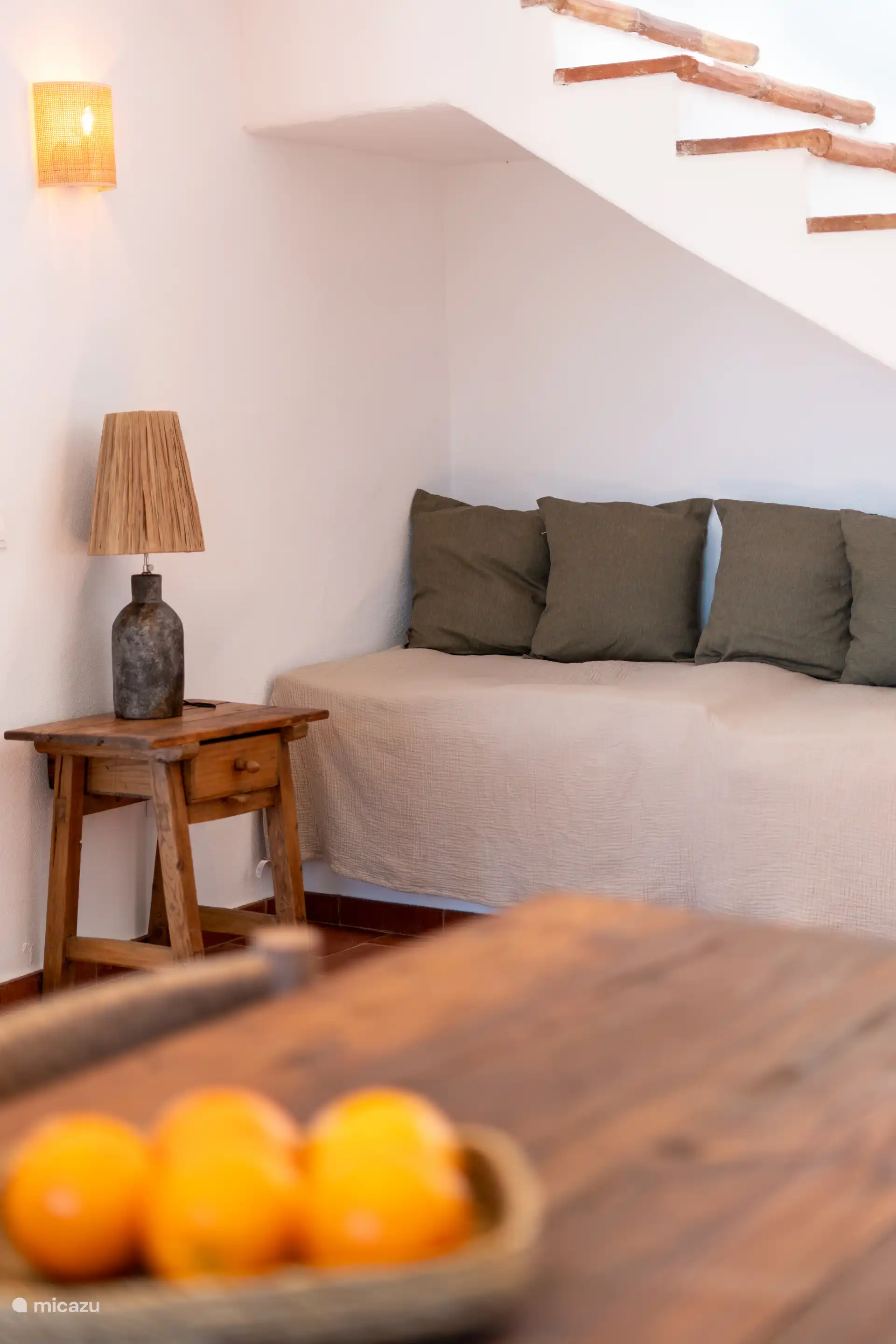 Gezellige ruimte in de woonkamer, met bank en warm licht voor rustige momenten