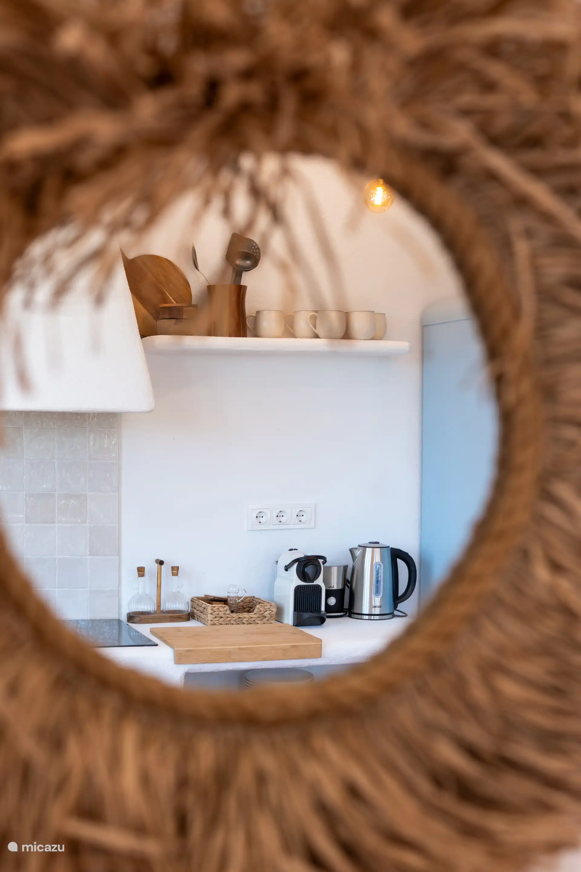 Functionele en gezellige keuken, met ingebouwde planken, handgemaakt keukengerei en basisuitrusting.