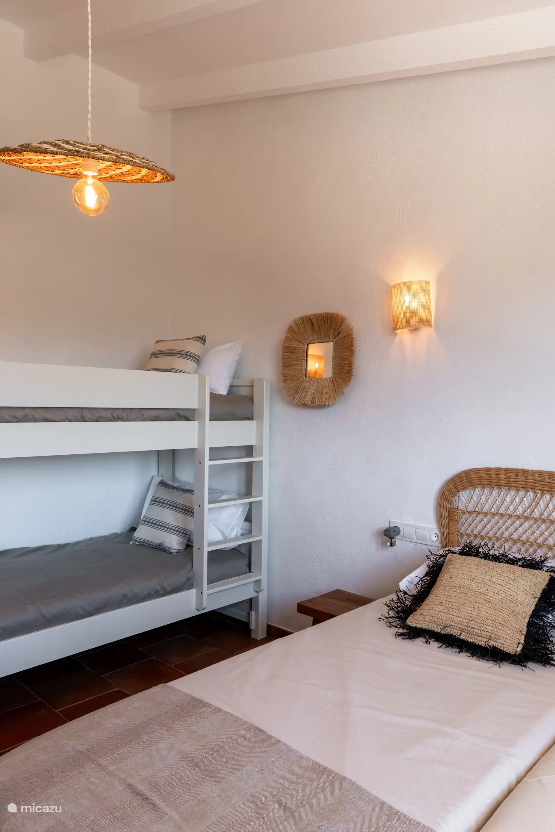 Warme en comfortabele sfeer in de stapelbedden dankzij de verlichting die is ontworpen om uit te rusten