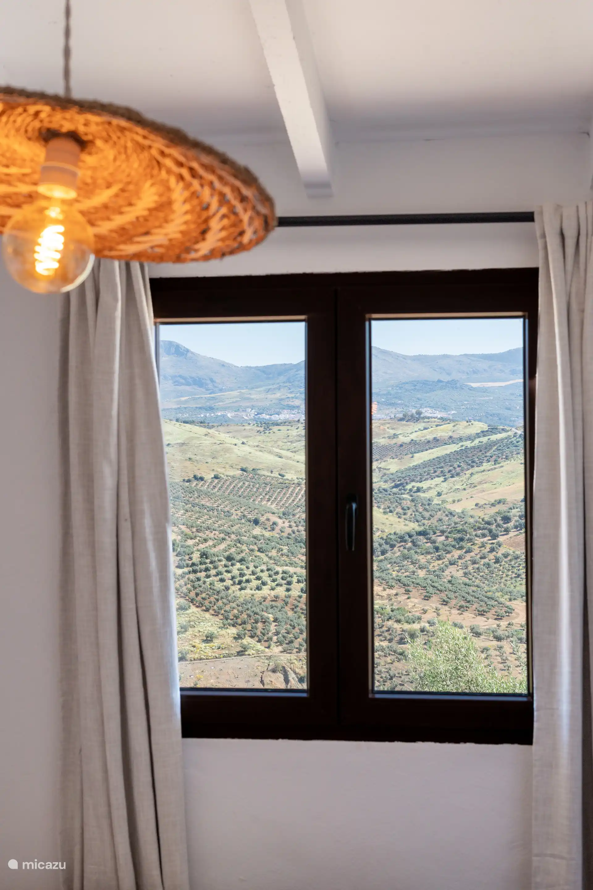 Vanuit de derde slaapkamer ziet u de vallei en de majestueuze eeuwenoude olijfgaarden.