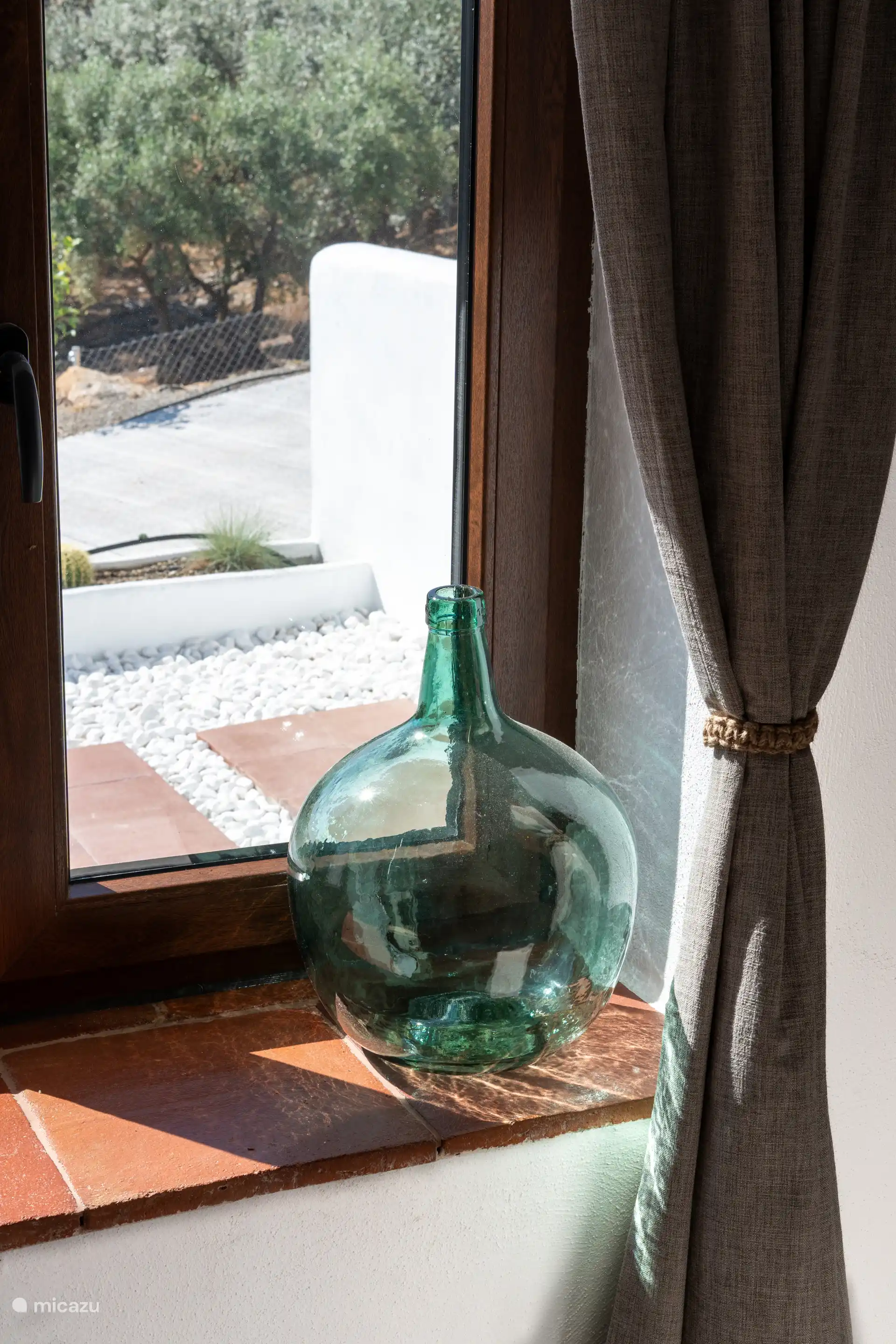 Details met een ziel: vanuit de hoofdruimte kunt u genieten van de fles traditionele wijn en de ingang van aardewerken tegels.