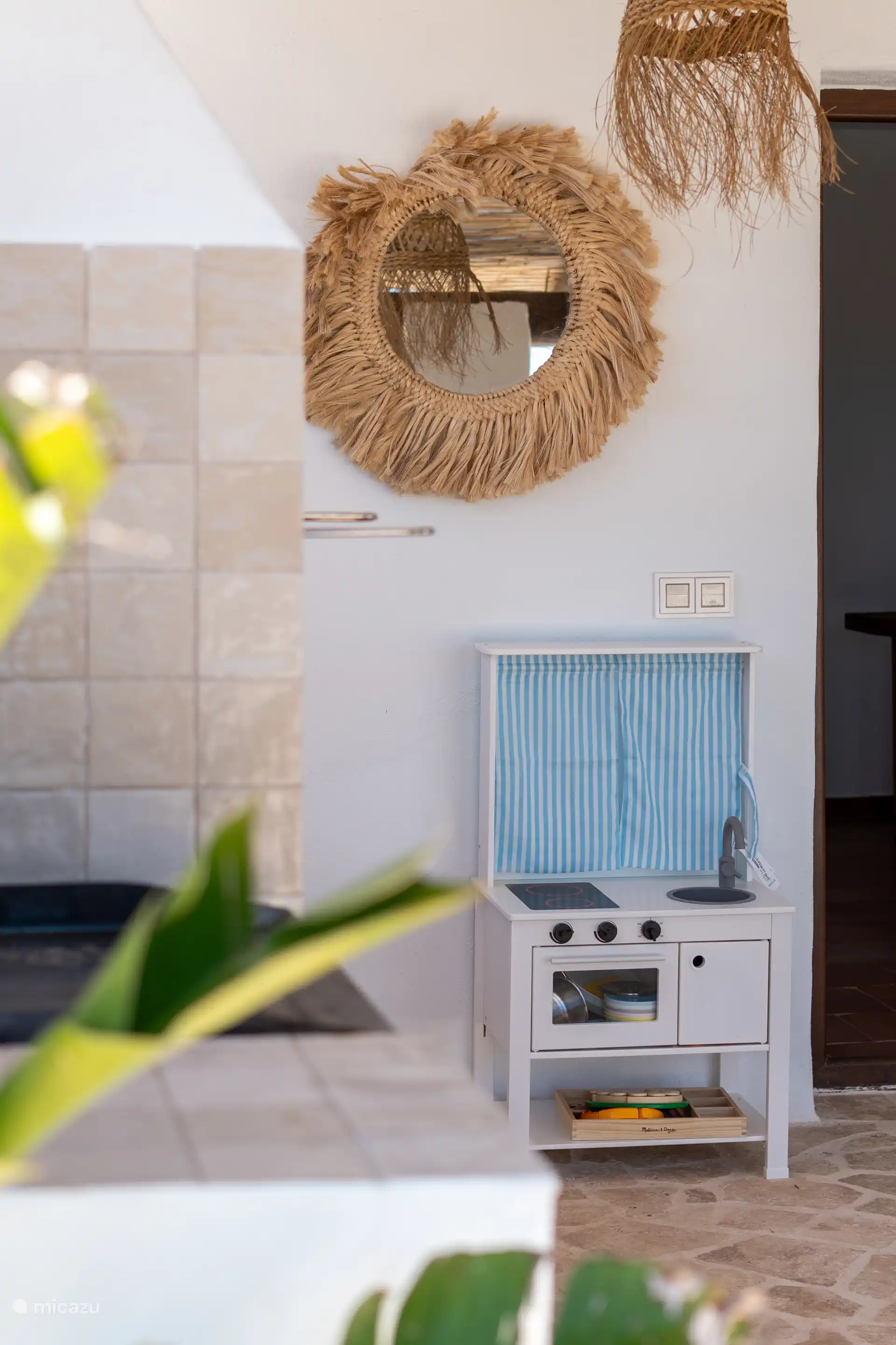 Ruimte ontworpen voor de kleintjes, met een kinderkeuken die spelen en leren combineert naast de hoofdbuitenkeuken