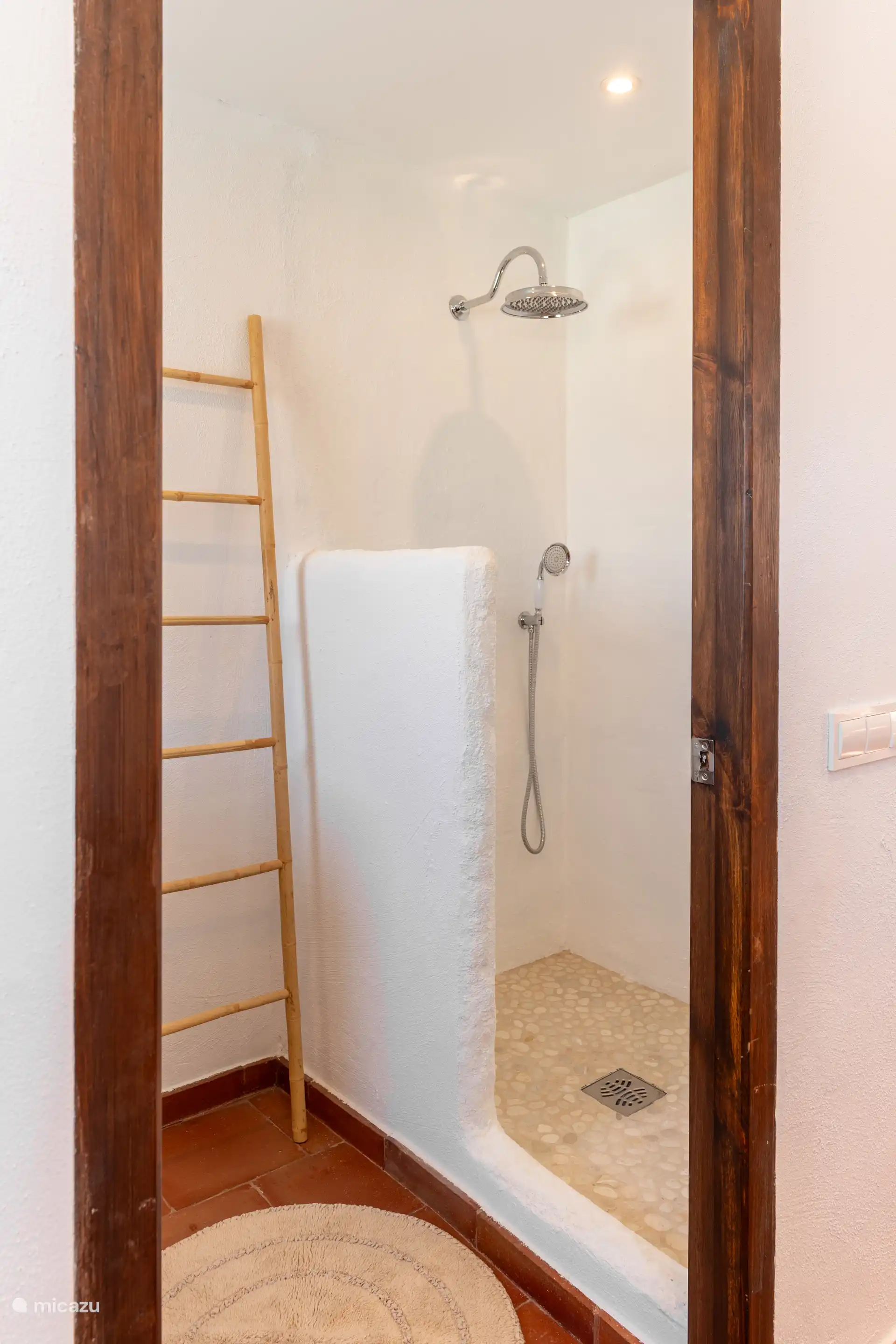 Gezellige badkamer op de begane grond, ontworpen voor comfort en stijl in elke hoek