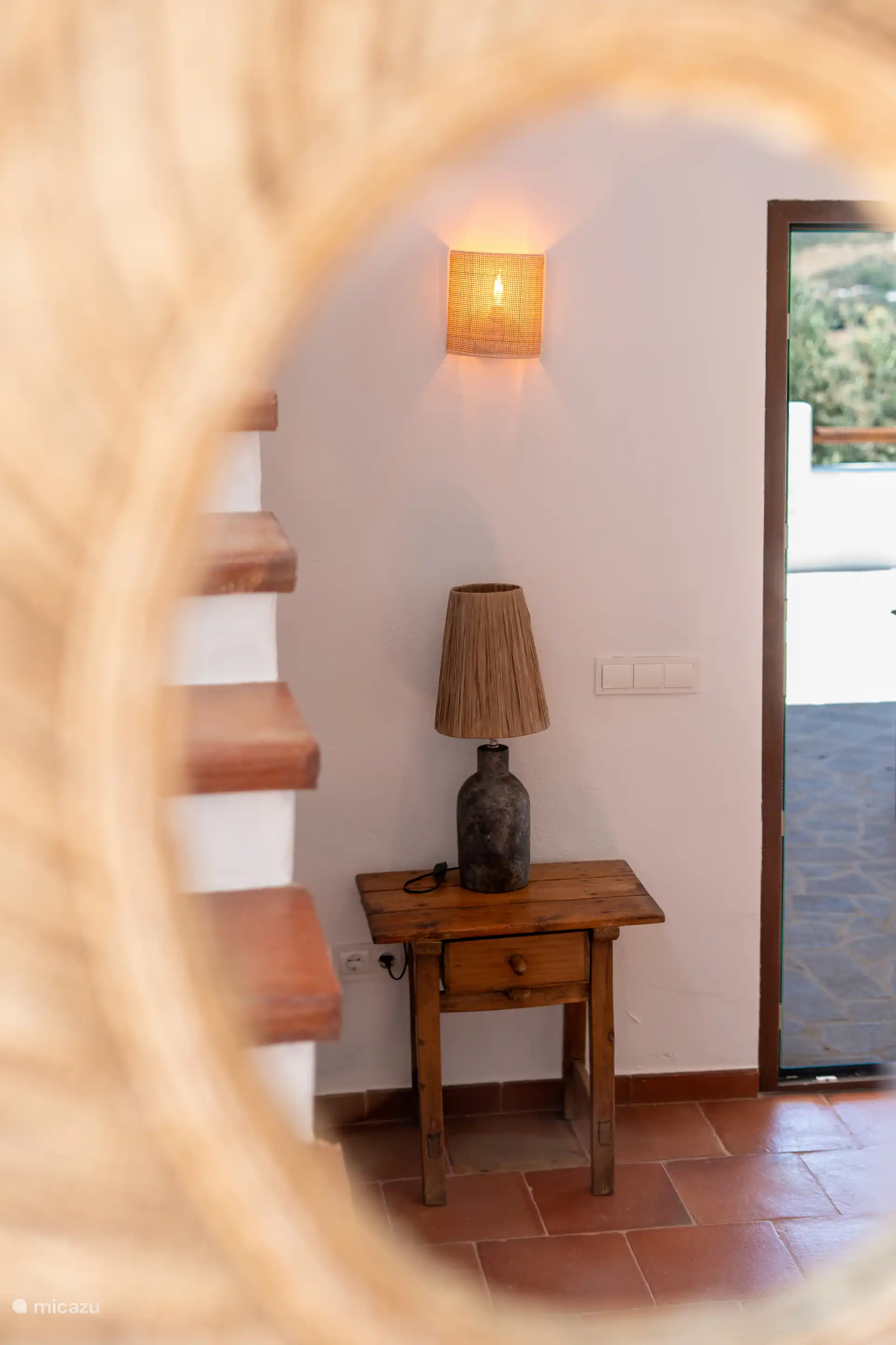 Rustiek element: spektafel in de woonkamer die aansluit op de buitenkeuken en het zwembad