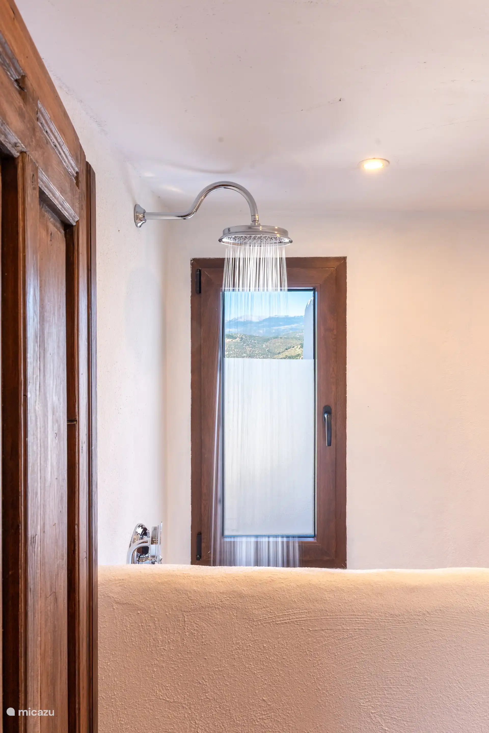 Ontspan onder water terwijl je naar de berg olijfbomen staart en naar de natuur luistert