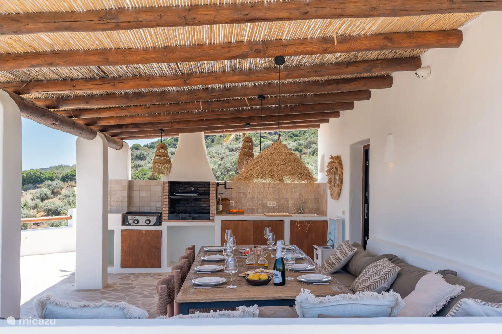 Gezellige buitensfeer met eettafel, keuken aan de achterkant en zithoek