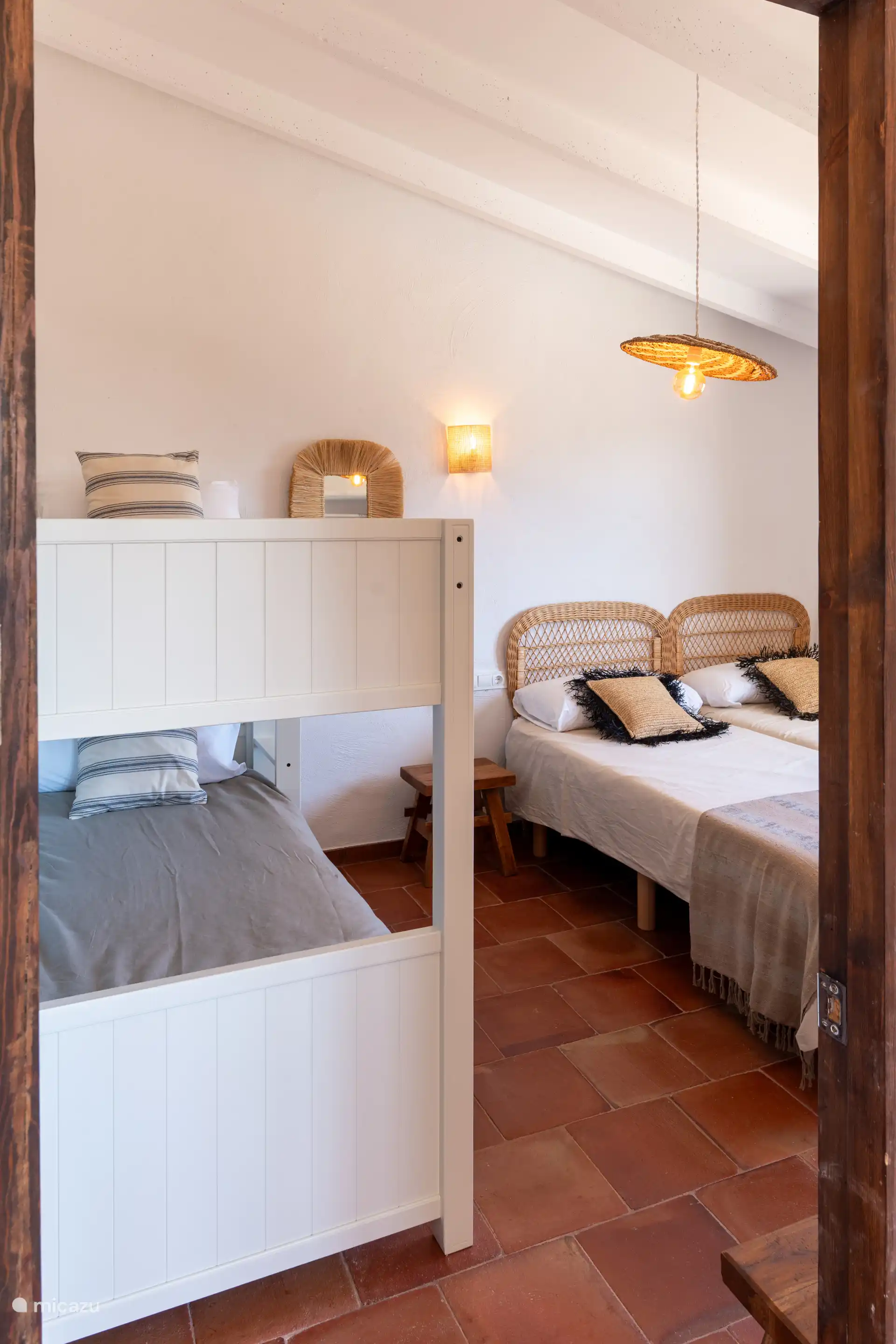 Ruime derde slaapkamer voorzien van twee stapelbedden en twee eenpersoonsbedden voor het hele gezin.