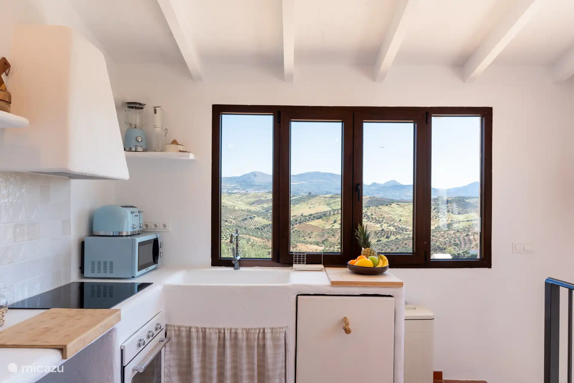 Keuken met traditionele Andalusische essentie, de hele dag natuurlijk licht en panoramische uitzichten die u inspireren tijdens het koken