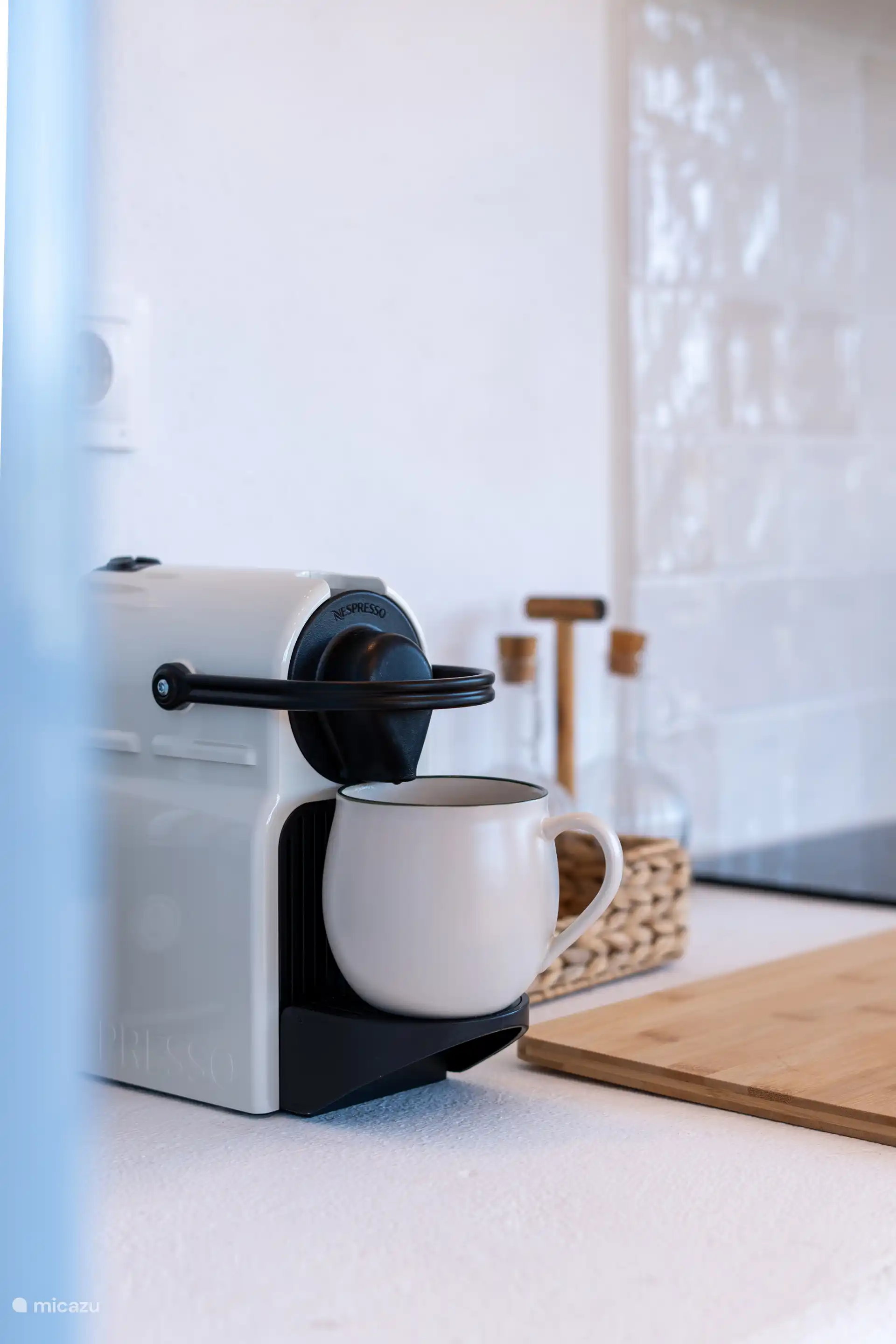 Keuken waar de geur van koffie zich vermengt met de rust van thuis