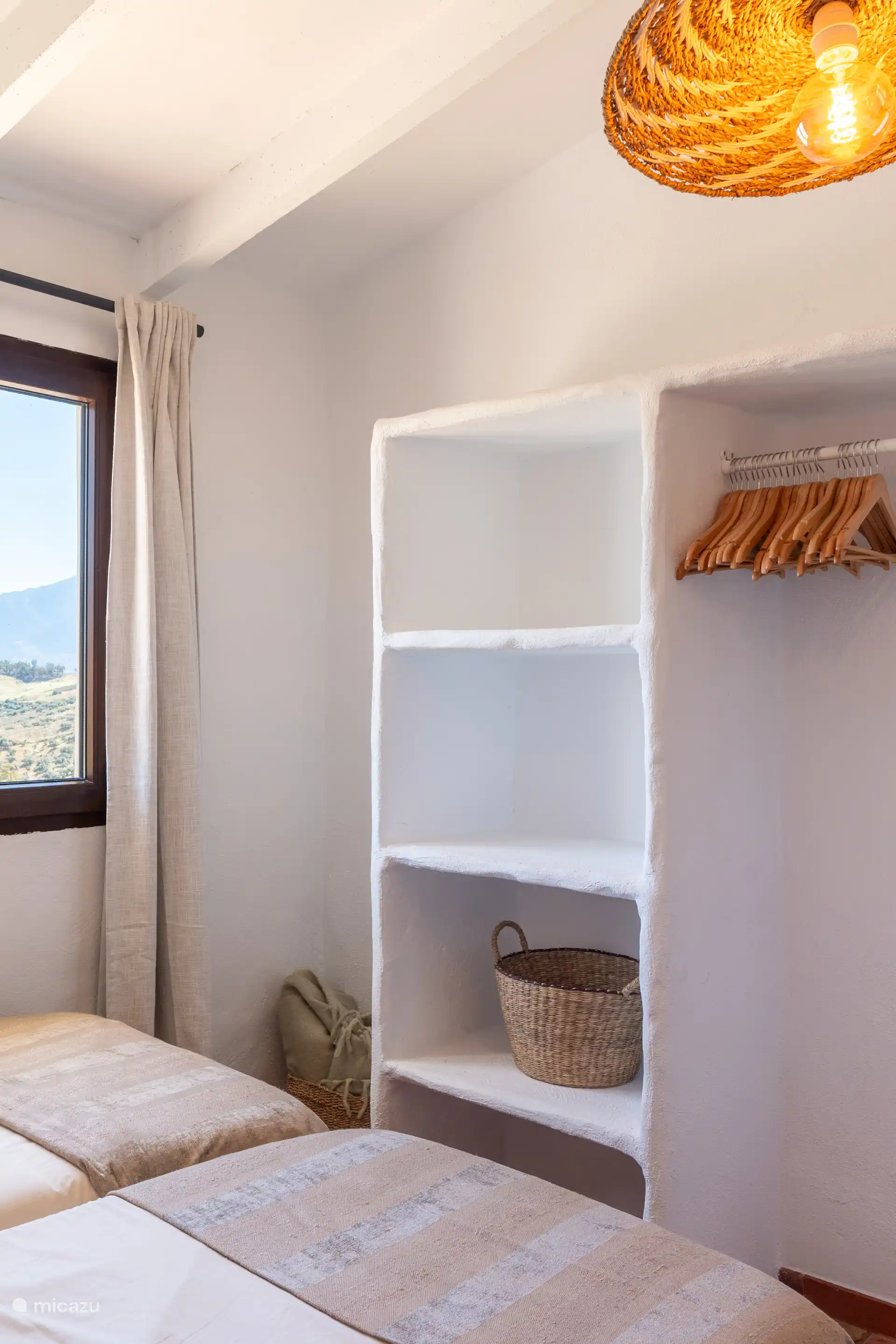 Ingebouwde kledingkast in de derde slaapkamer, met panoramisch uitzicht op de olijfgaardvallei vanuit het raam