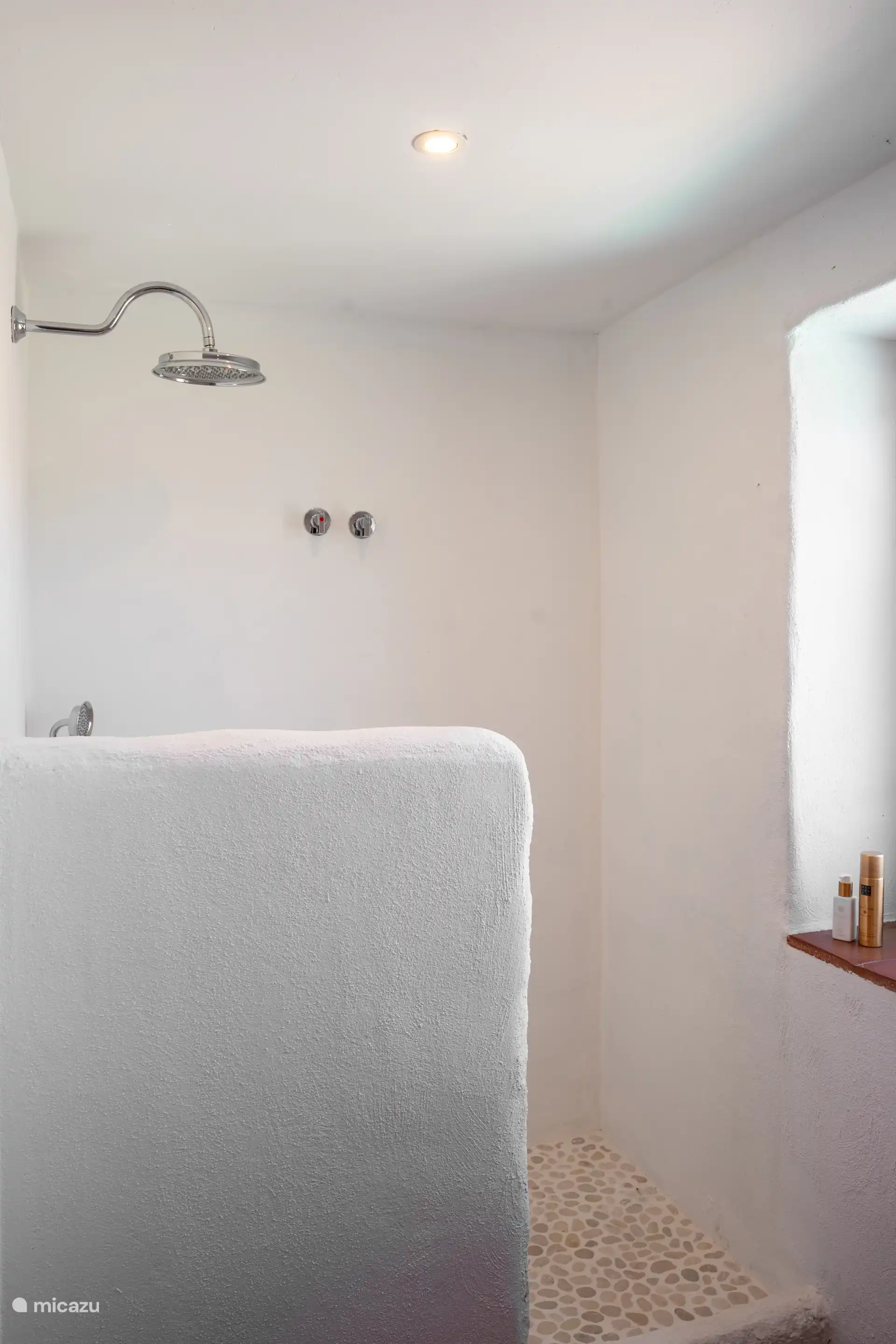 Stenen uit de rivier onder de Peña Hierro vormen de douchevloer en zorgen voor een natuurlijk en ontspannend tintje