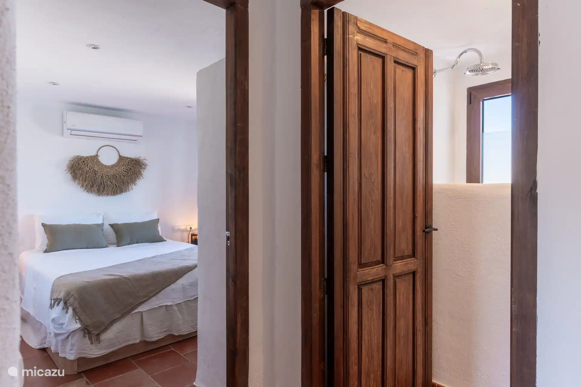 Secundaire slaapkamer gelegen naast een van de drie badkamers van het huis.