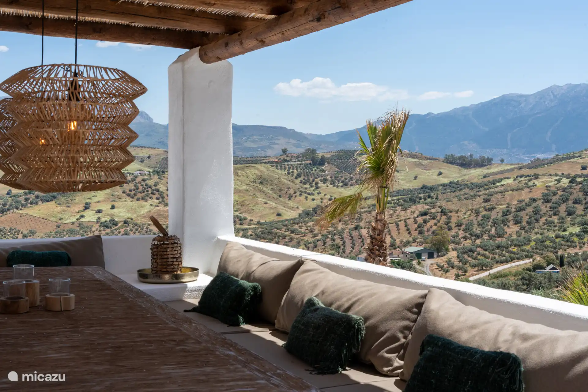 Grote tafel om de dag te beginnen met een ontbijt terwijl de zonsopgang het majestueuze silhouet van La Maroma met licht kleurt