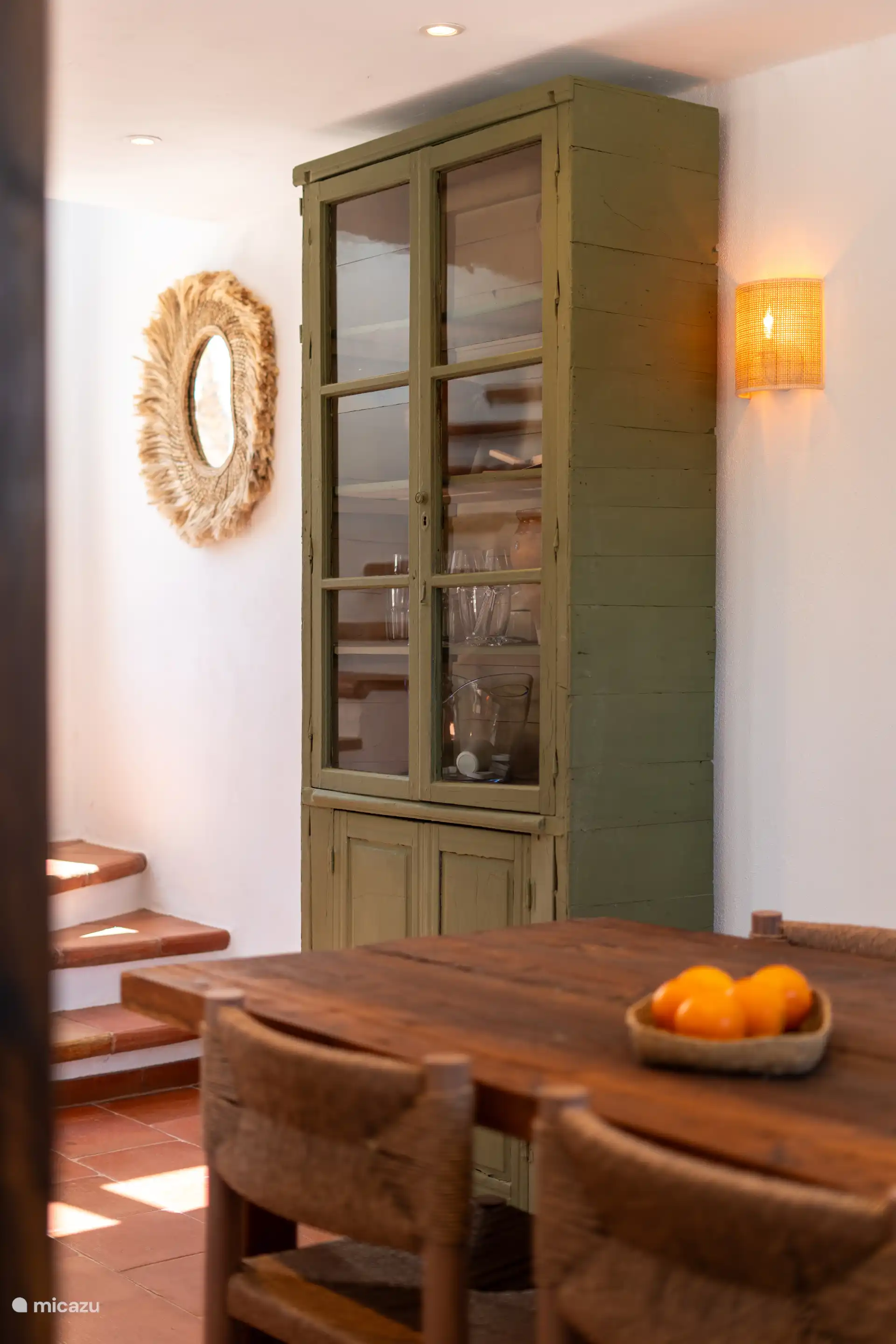 Charmante antieke kast, perfect om keukengerei in stijl op te bergen en uit te stallen