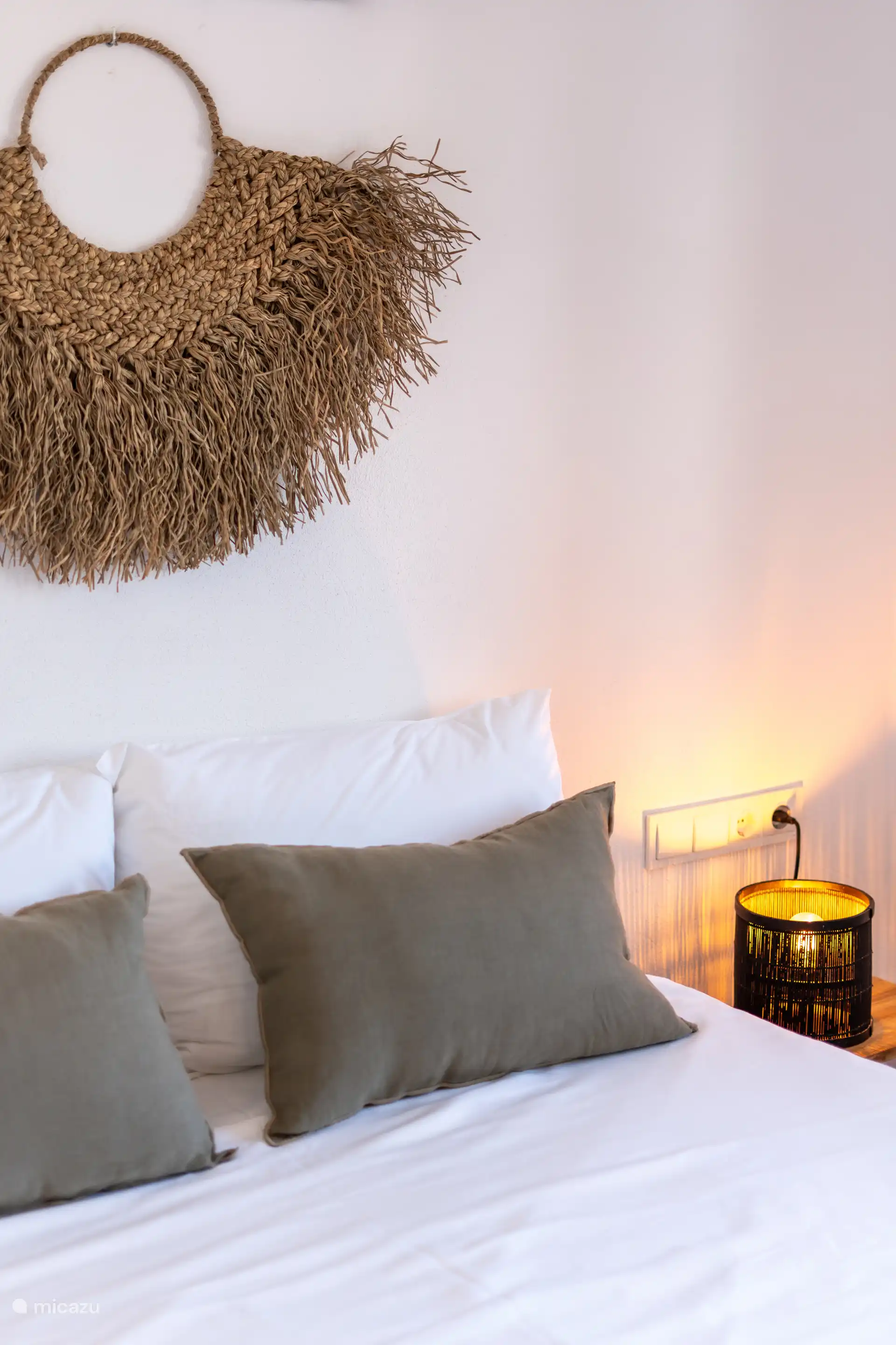 Lichte en rustige kamer met tweepersoonsbed en uitzicht op de zonsondergang