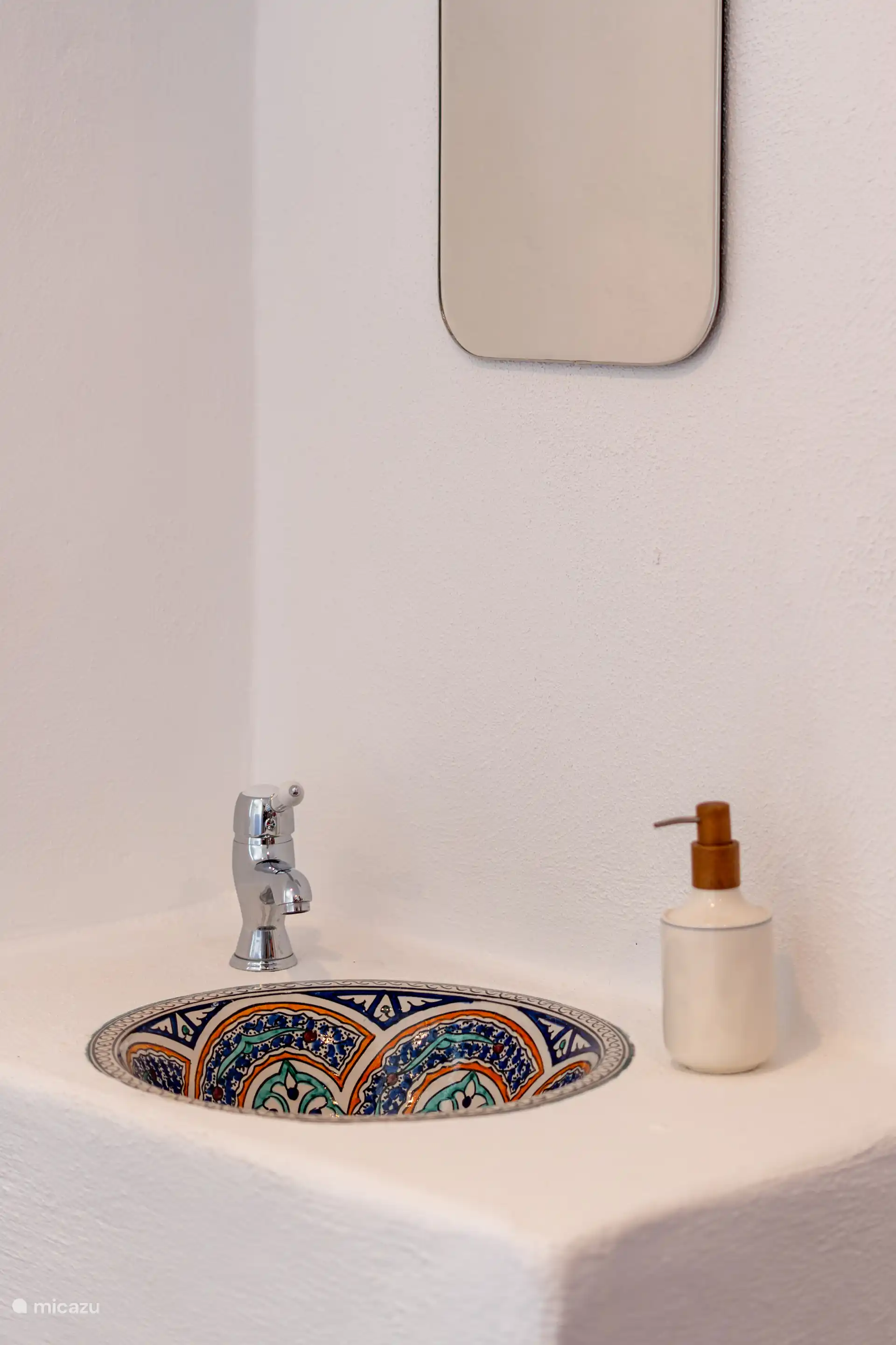 Unieke details: keramische wastafel rechtstreeks geïmporteerd uit Marokko, die doet denken aan de Andalusische invloed in de omgeving