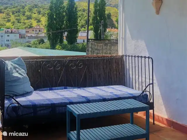 vakantiehuis huren in Spanje, Andalusië, Cortés de la Frontera – Finca La Rana Verde Vakantiehuizen Studio Paqui - uitzicht vanaf het terras aan de voorzijde