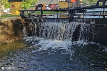 Hjälmer kanal / docka