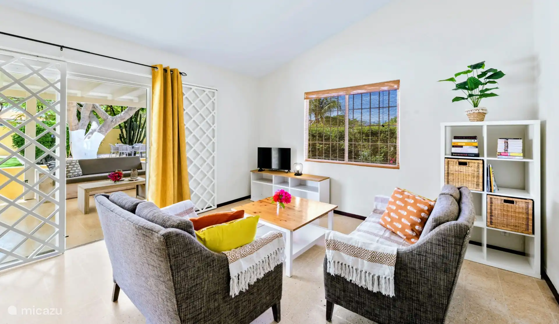 Living room, smart TV